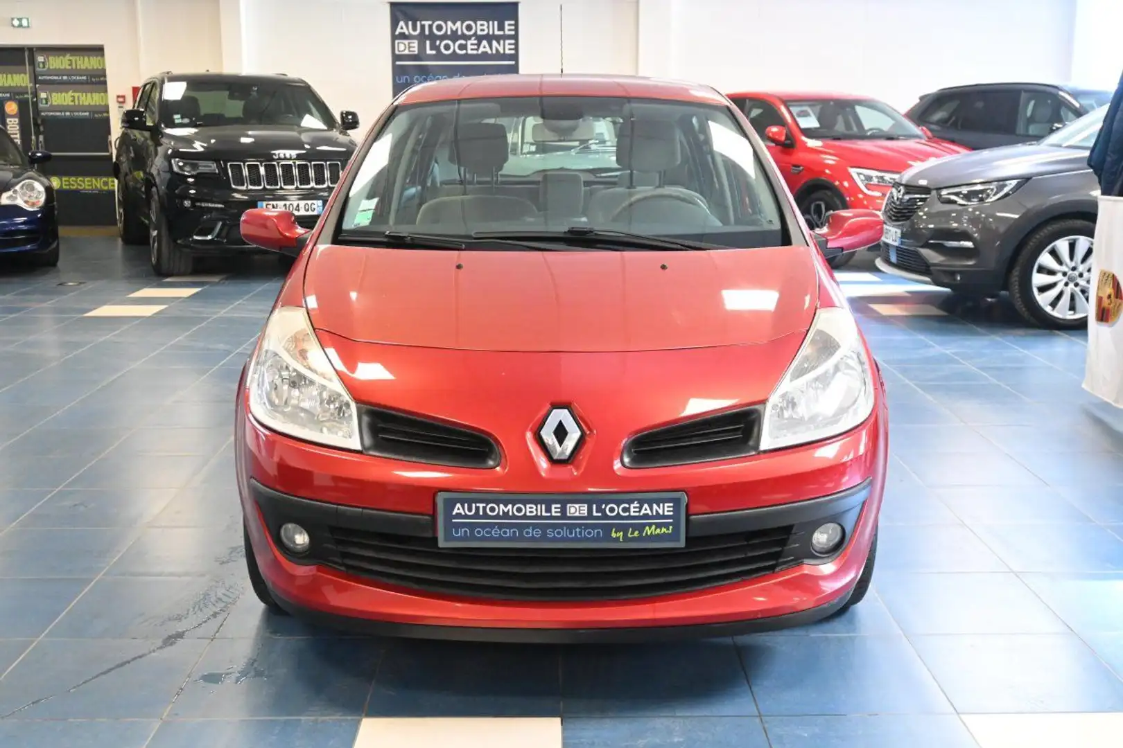Renault Clio III 1.6 16V 110 Privilege Proactive A Rouge - 2