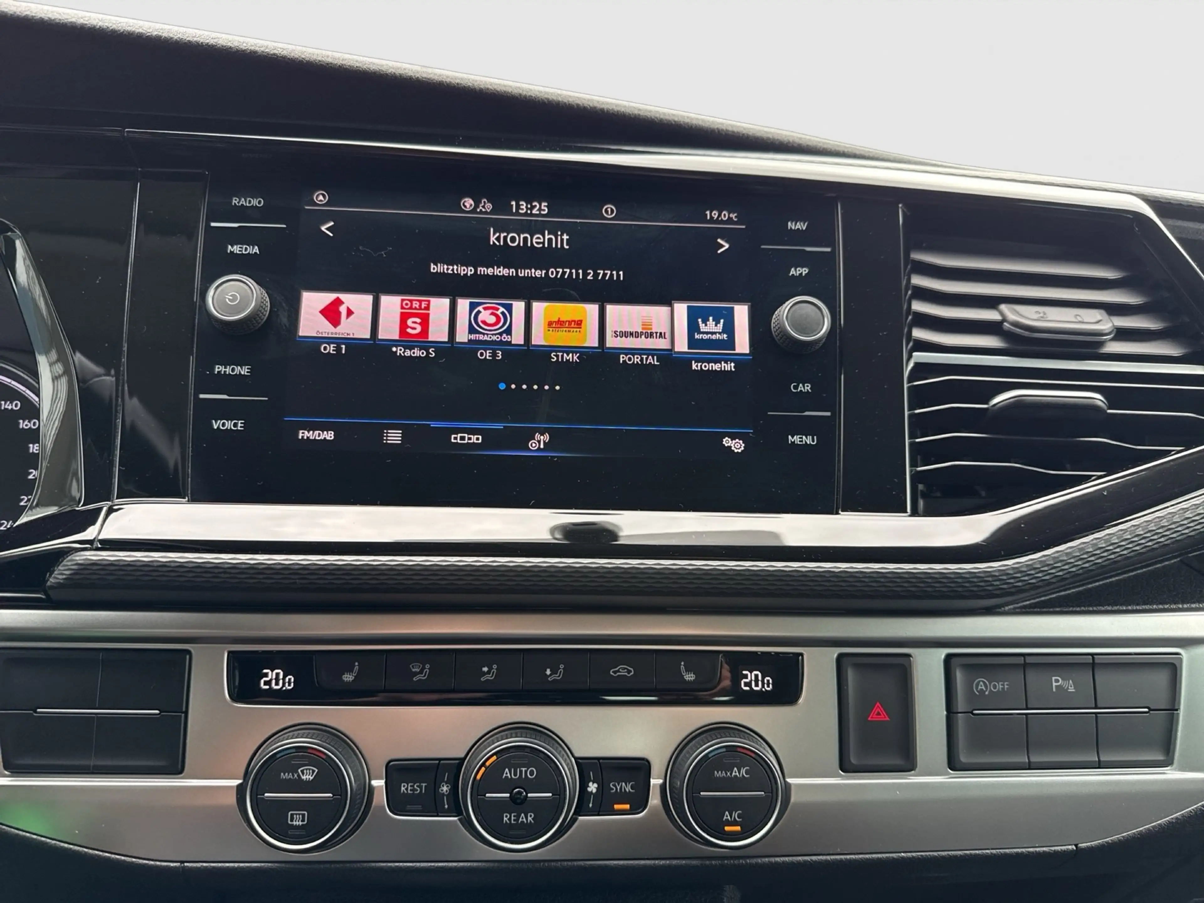 Volkswagen T6.1 Multivan TDI 4MOTION Trendline — photo 10