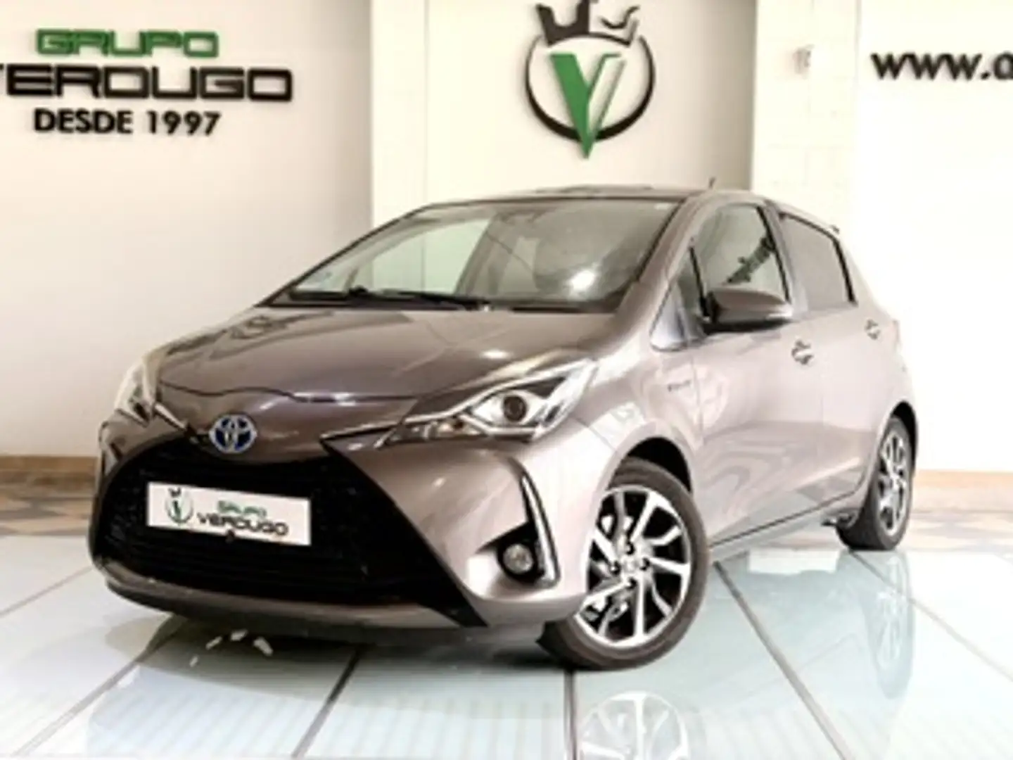 Toyota Yaris 120H 1.5 Active Tech Beige - 1