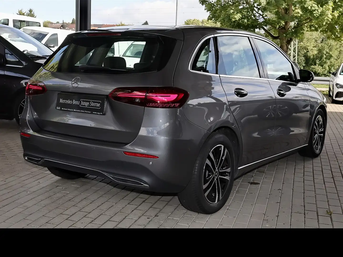 Mercedes-Benz B 180 AHK+DISTRONIC+KAMERA+TOTWINKEL+MBUX+LED+17 Grau - 2