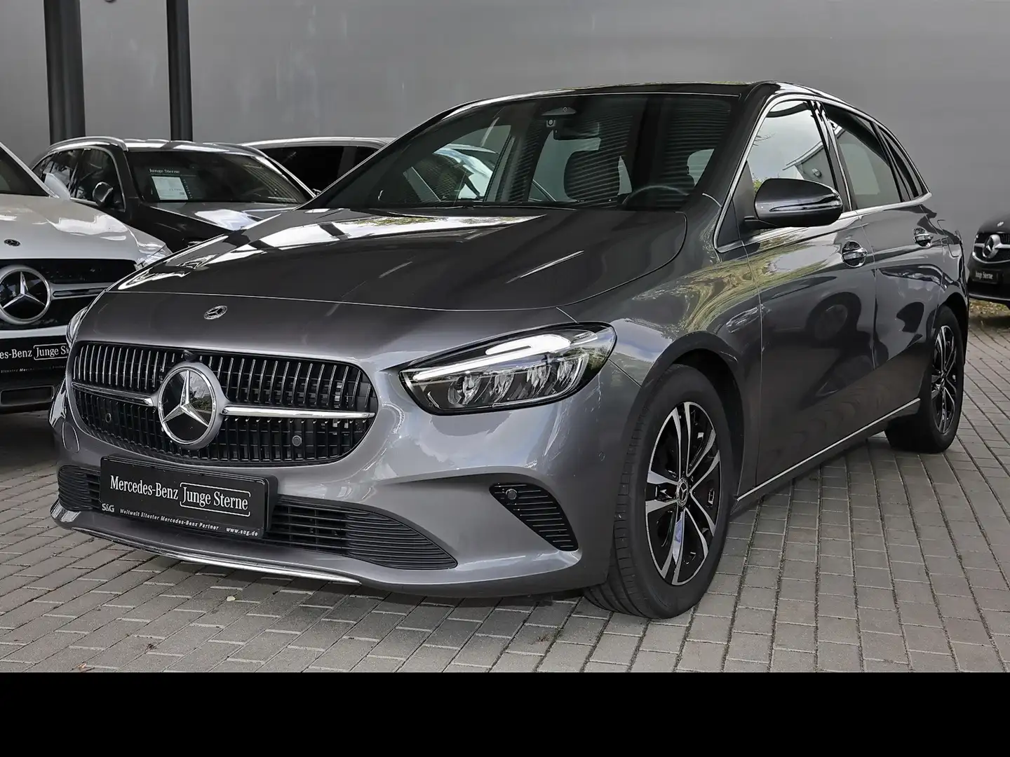 Mercedes-Benz B 180 AHK+DISTRONIC+KAMERA+TOTWINKEL+MBUX+LED+17 Grau - 1