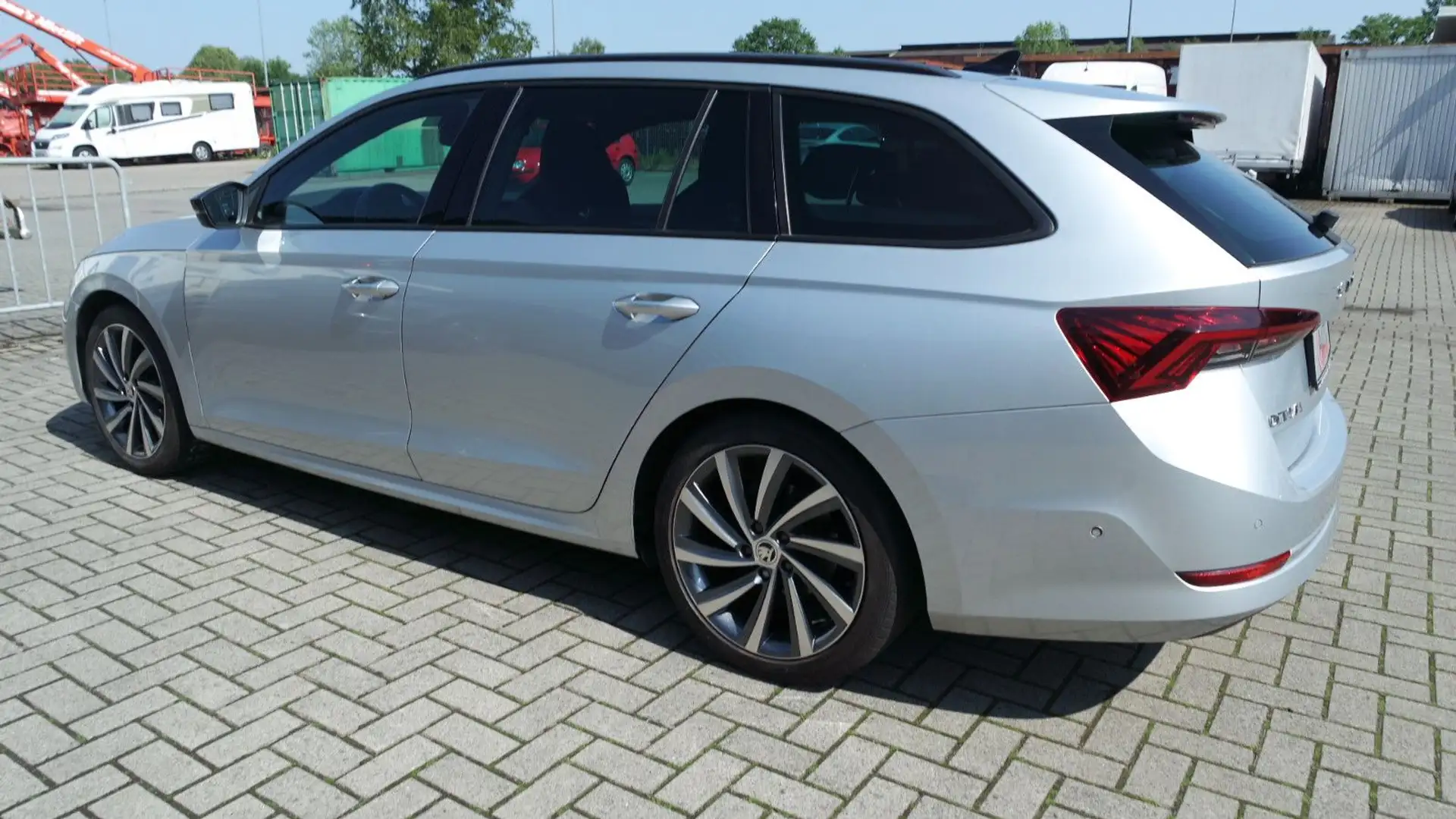 Skoda Octavia Combi First Edition, LED, STANDHEIZUNG Silber - 2