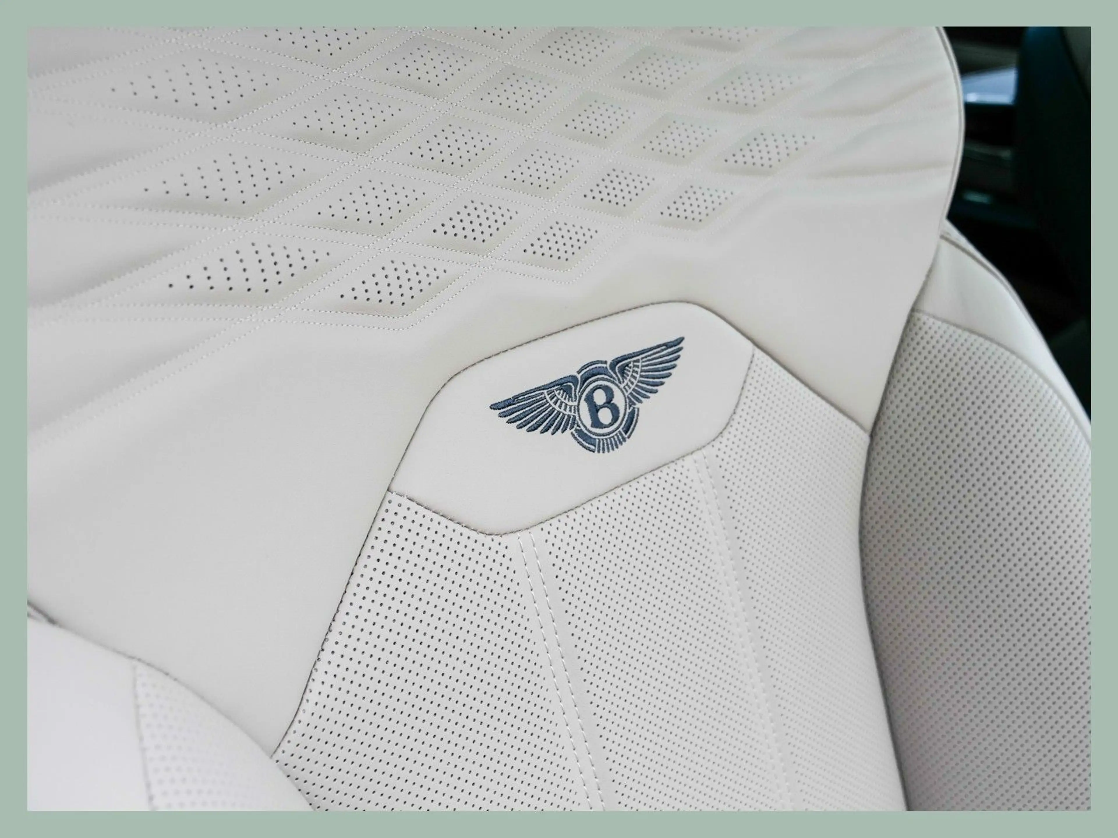 Bentley Bentayga V8 - Azure // BENTLEY DÜSSELDORF — photo 12