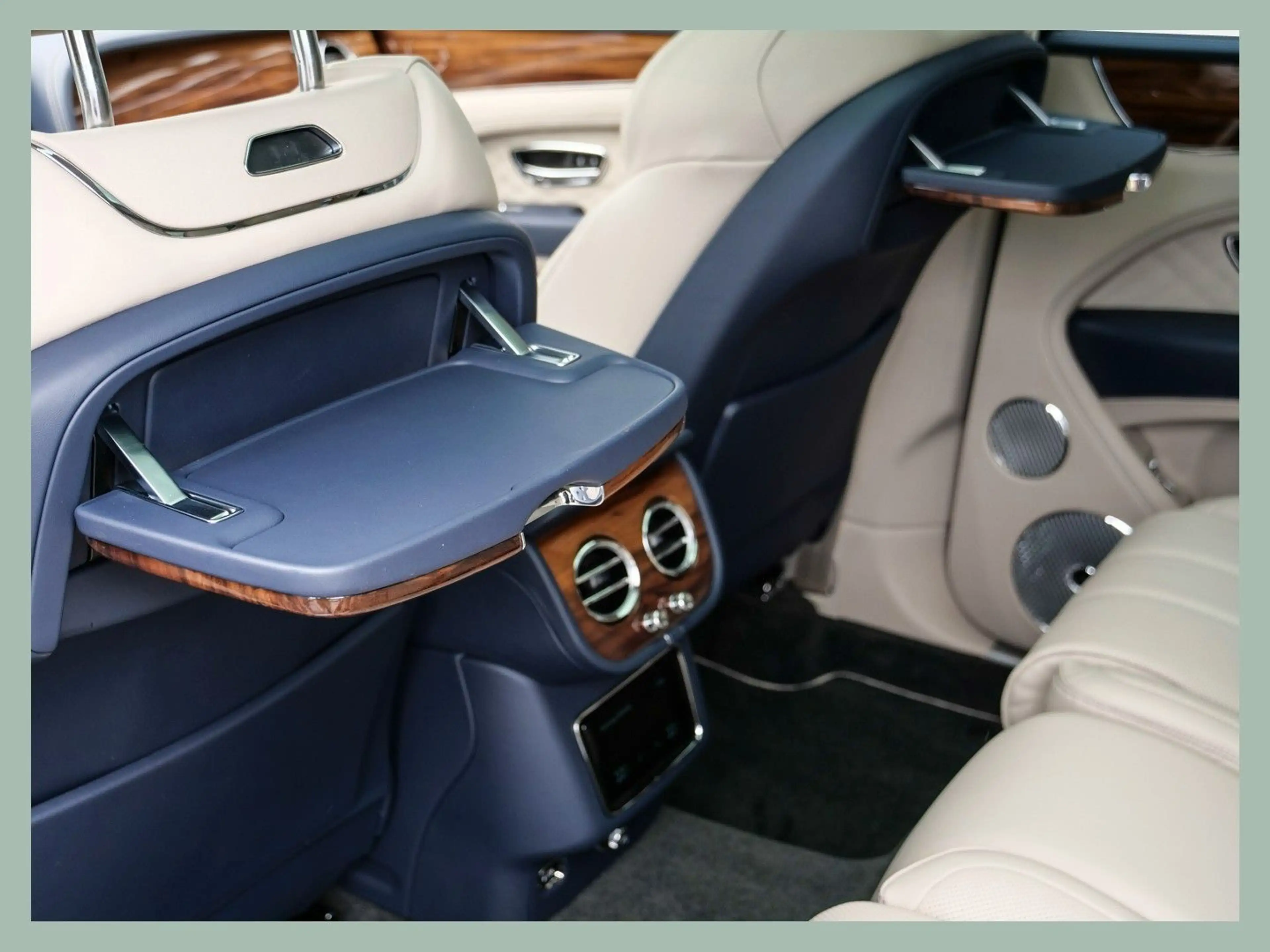 Bentley Bentayga V8 - Azure // BENTLEY DÜSSELDORF — photo 15