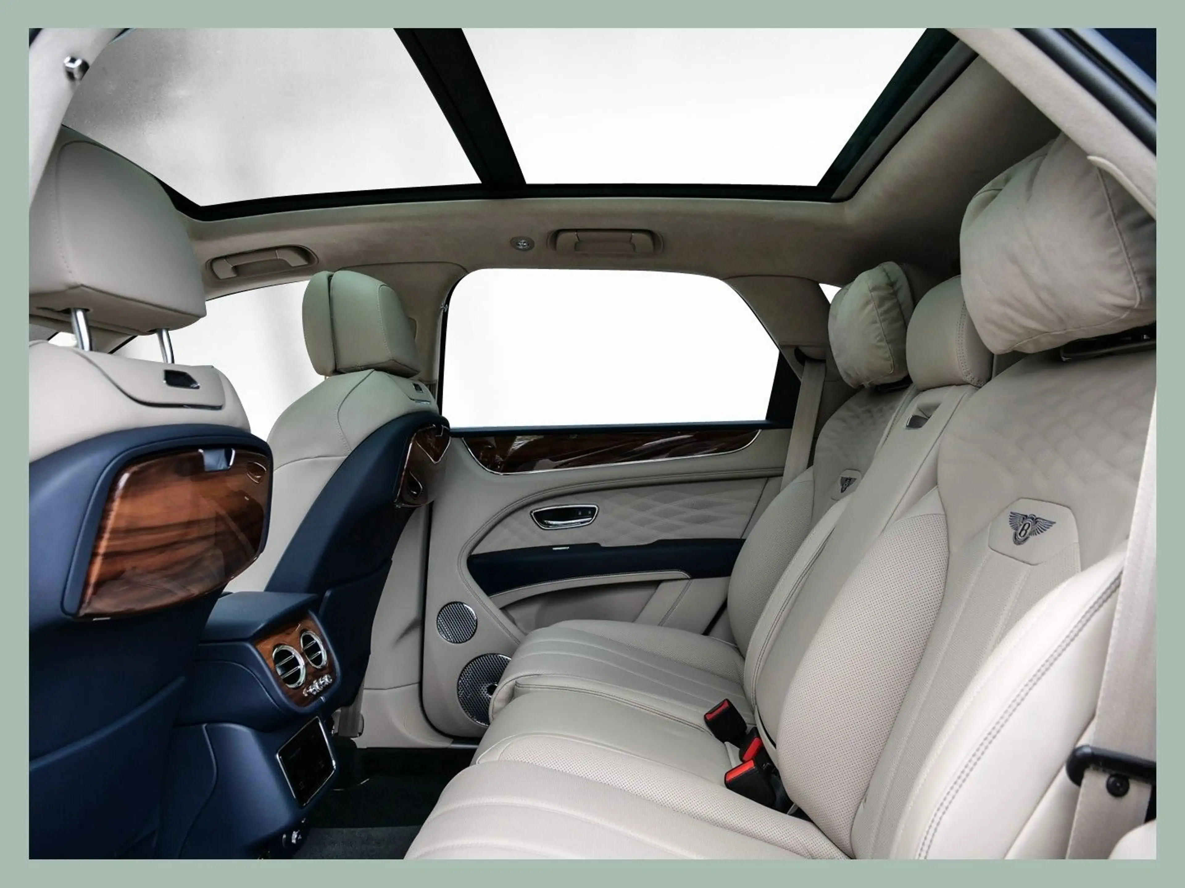 Bentley Bentayga V8 - Azure // BENTLEY DÜSSELDORF — photo 14