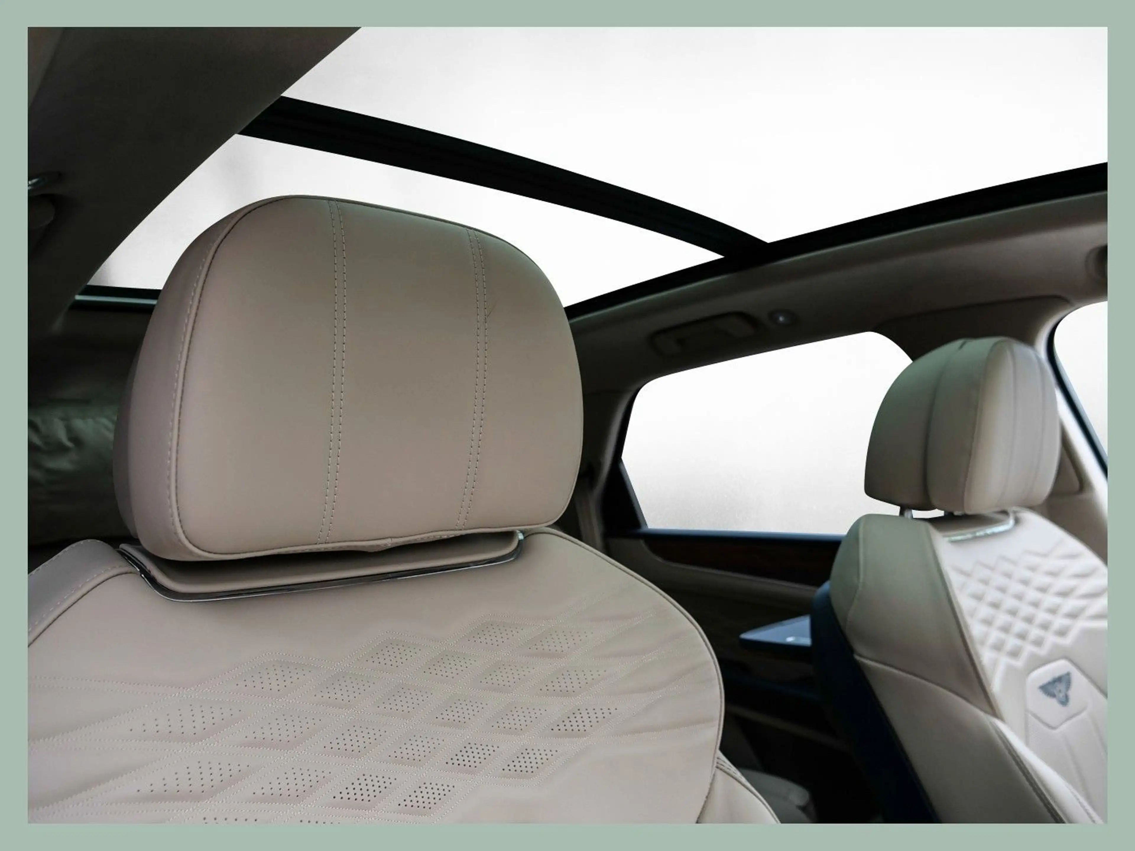 Bentley Bentayga V8 - Azure // BENTLEY DÜSSELDORF — photo 11