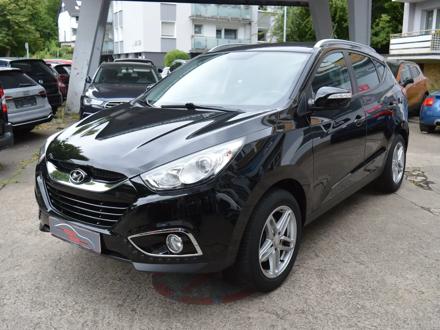 Hyundai iX35 1.6 2WD 5 Star Edition*Teilleder*AHK*Sitzheizung* Black - 1