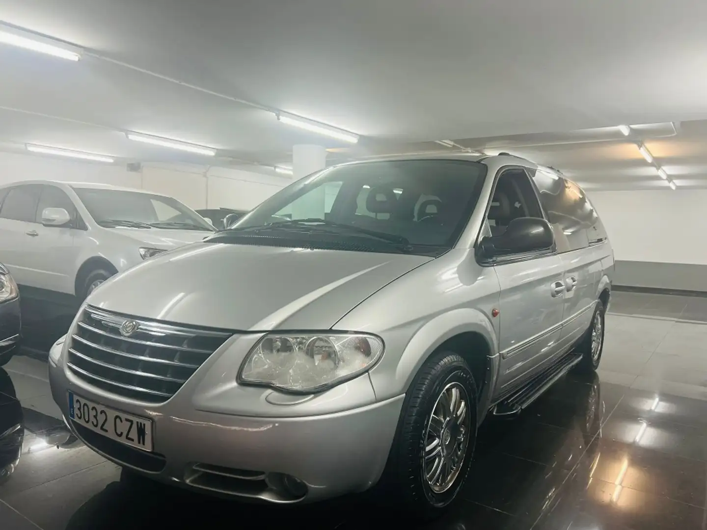 Chrysler Voyager Grand 3.3 Limited AWD Aut. Silber - 1