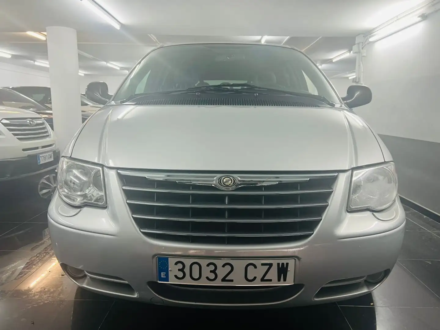 Chrysler Voyager Grand 3.3 Limited AWD Aut. Plateado - 2