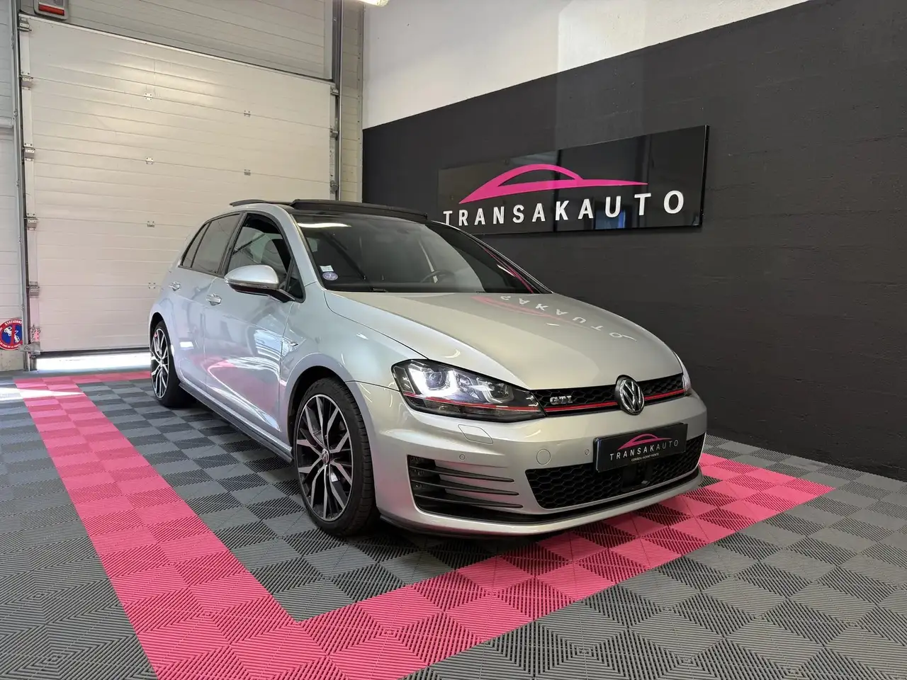 Volkswagen Golf GTI — photo 7