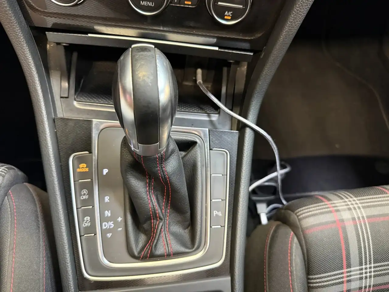 Volkswagen Golf GTI — photo 26