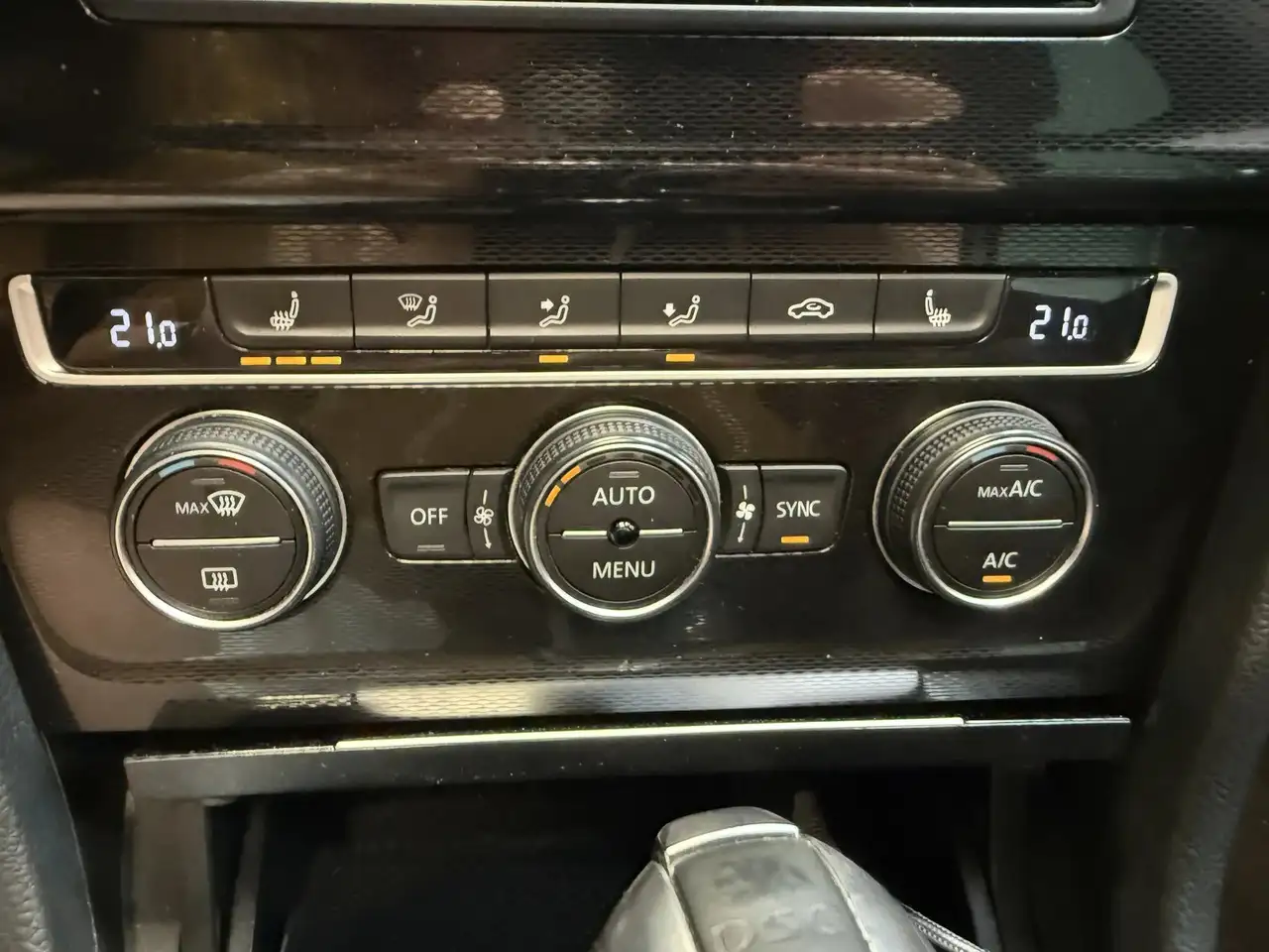 Volkswagen Golf GTI — photo 25
