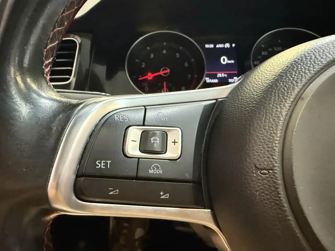 Volkswagen Golf GTI — photo 17