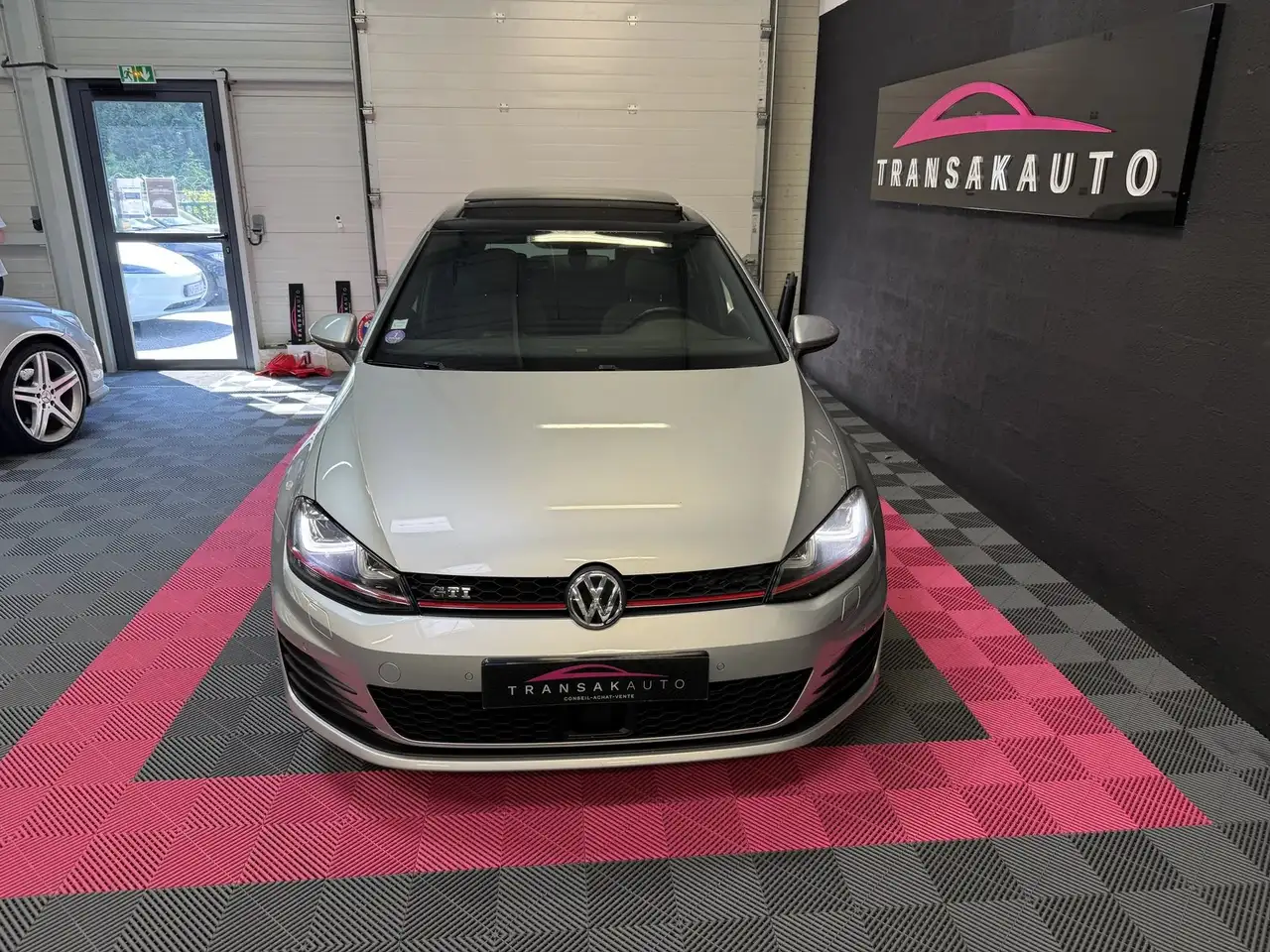 Volkswagen Golf GTI — photo 9