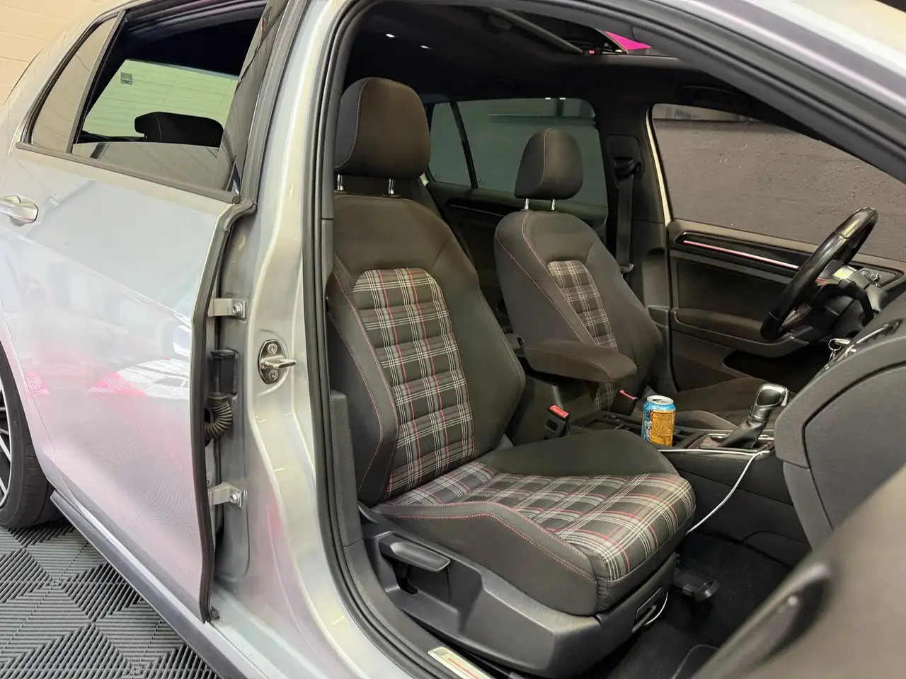 Volkswagen Golf GTI — photo 11