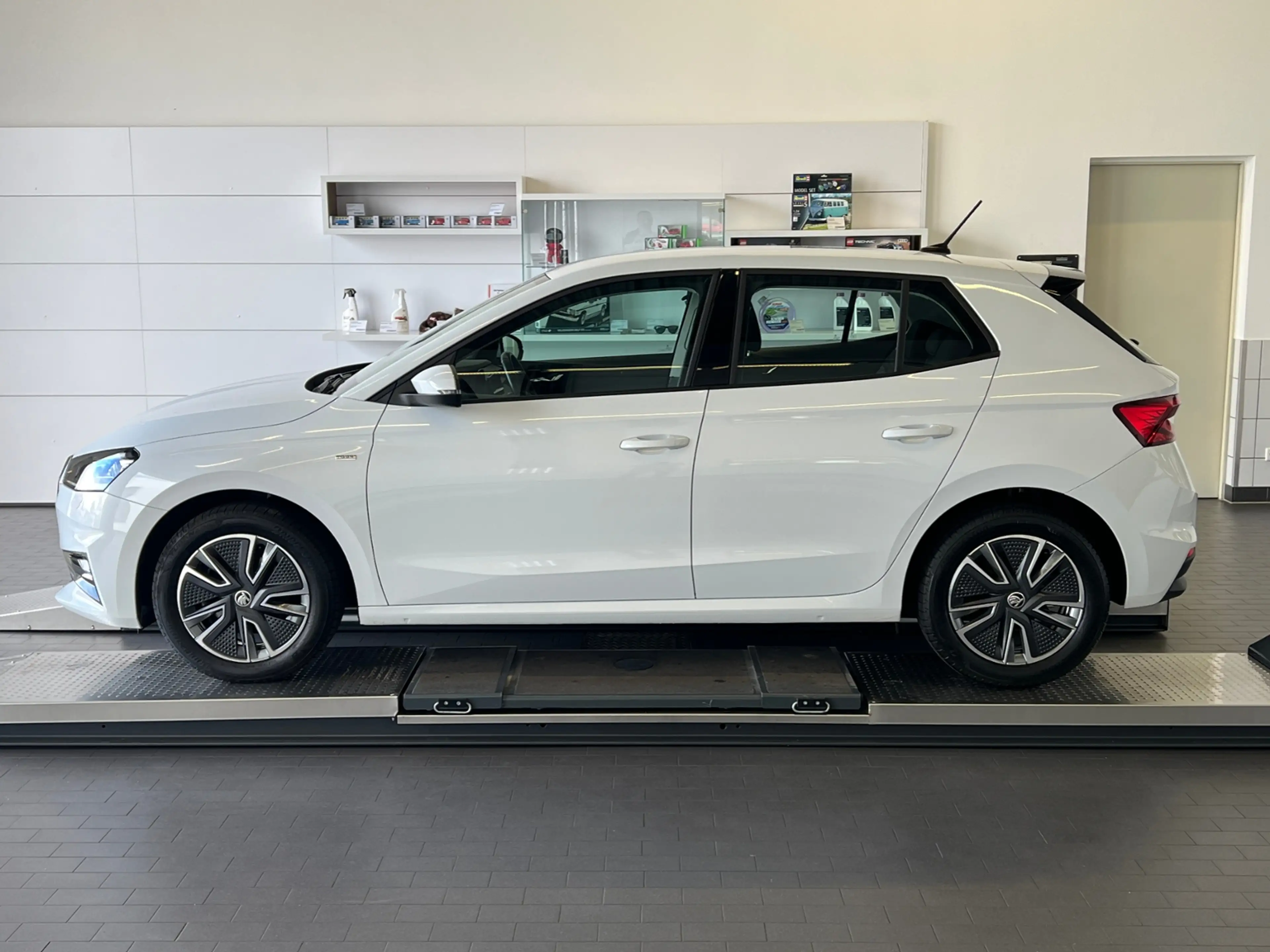 Skoda Fabia Tour 1.5 TSI DSG *LED,Navi,Sitzhzg.,16''-LM* — photo 3