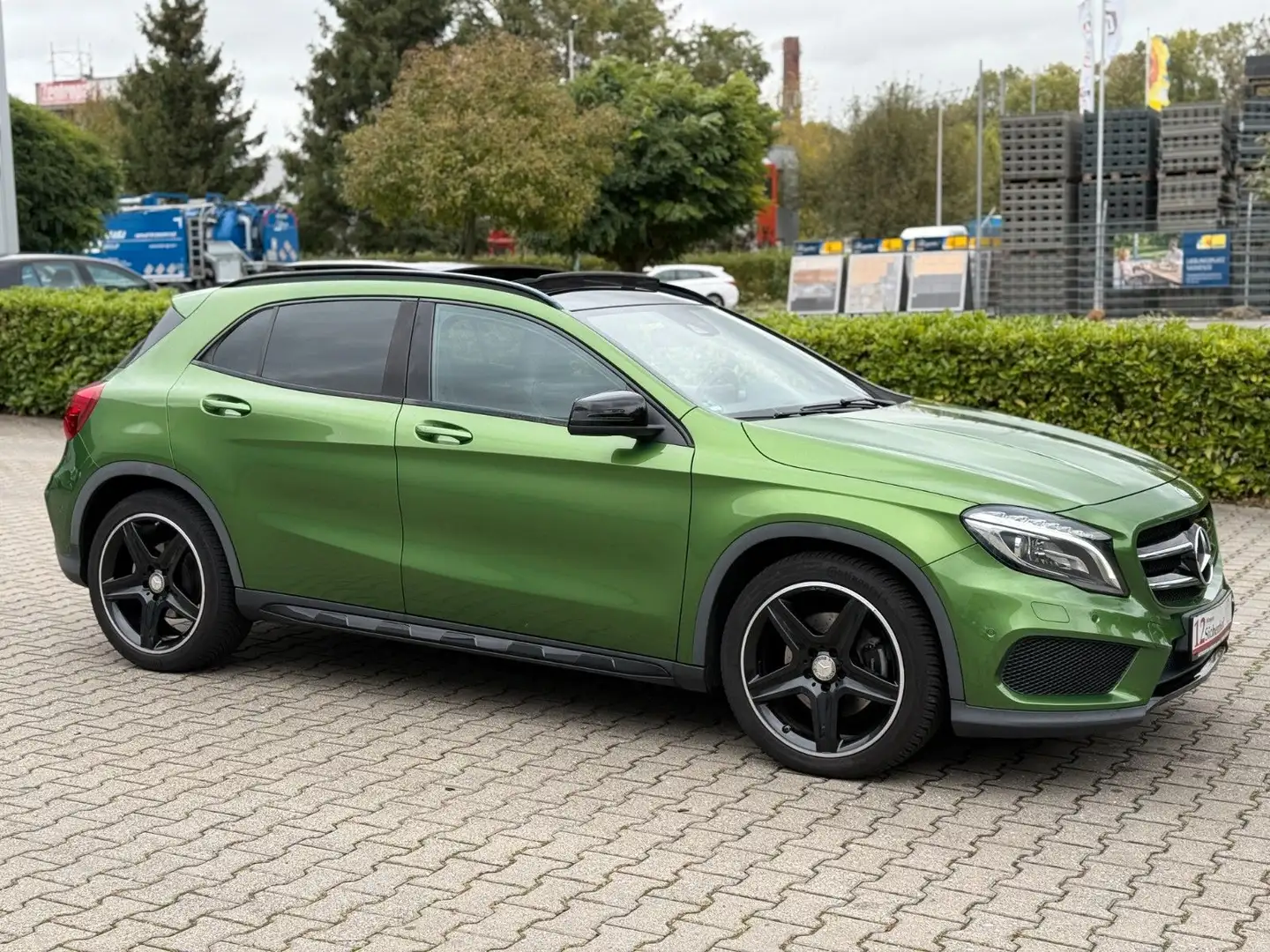 Mercedes-Benz GLA 250 Garantie* AMG Paket* TÜV Neu* Grün - 1