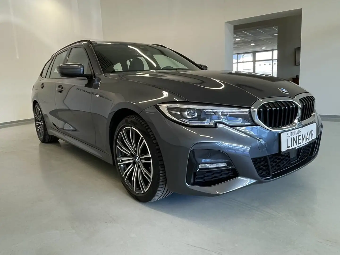 BMW 330 e Touring Automatik M Sportpaket Grau - 2