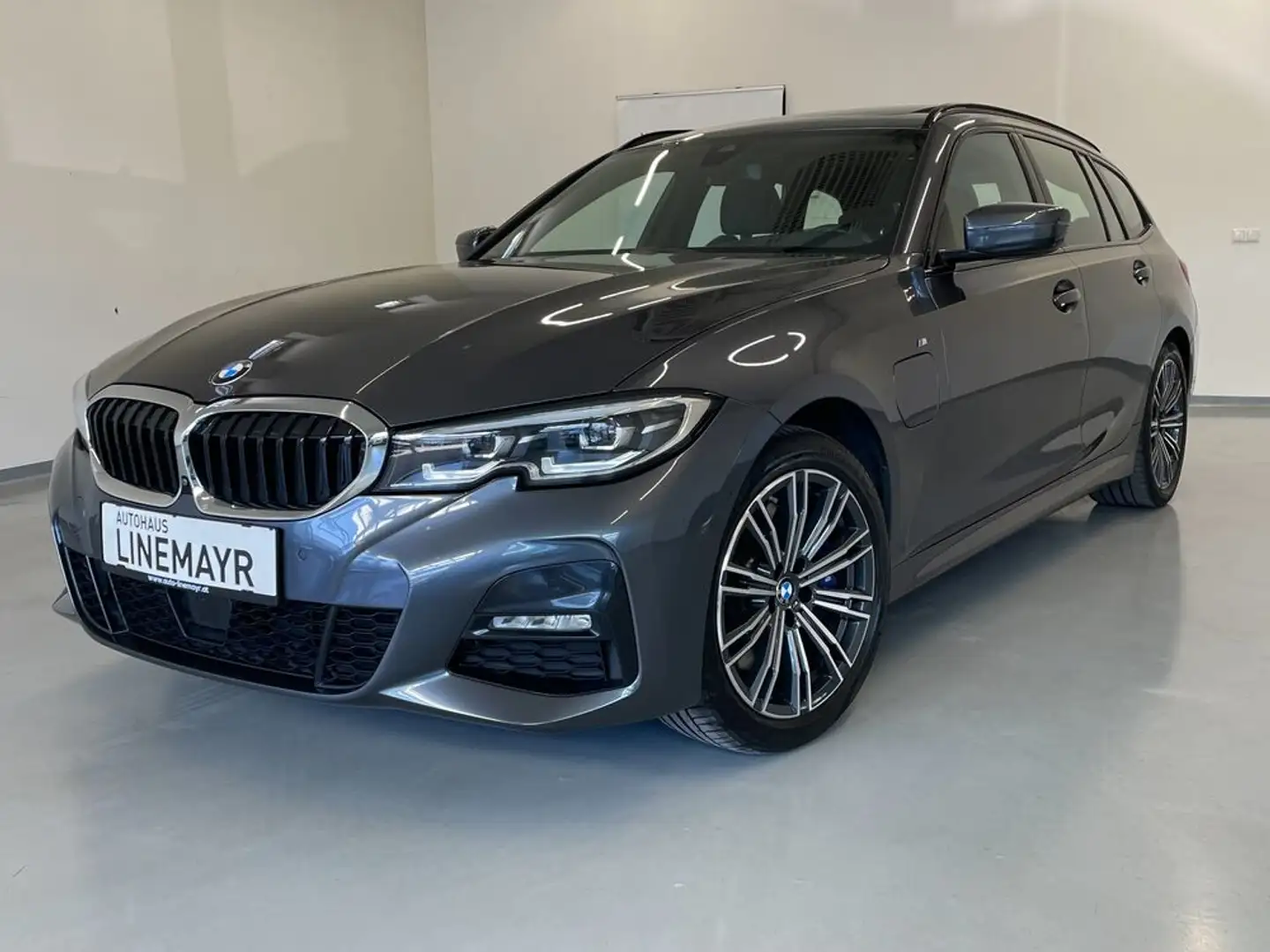 BMW 330 e Touring Automatik M Sportpaket Grau - 1