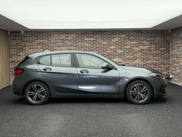 BMW 1 Series view 4