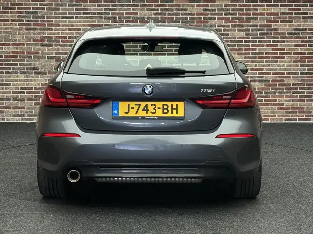 BMW 1 Series view 12