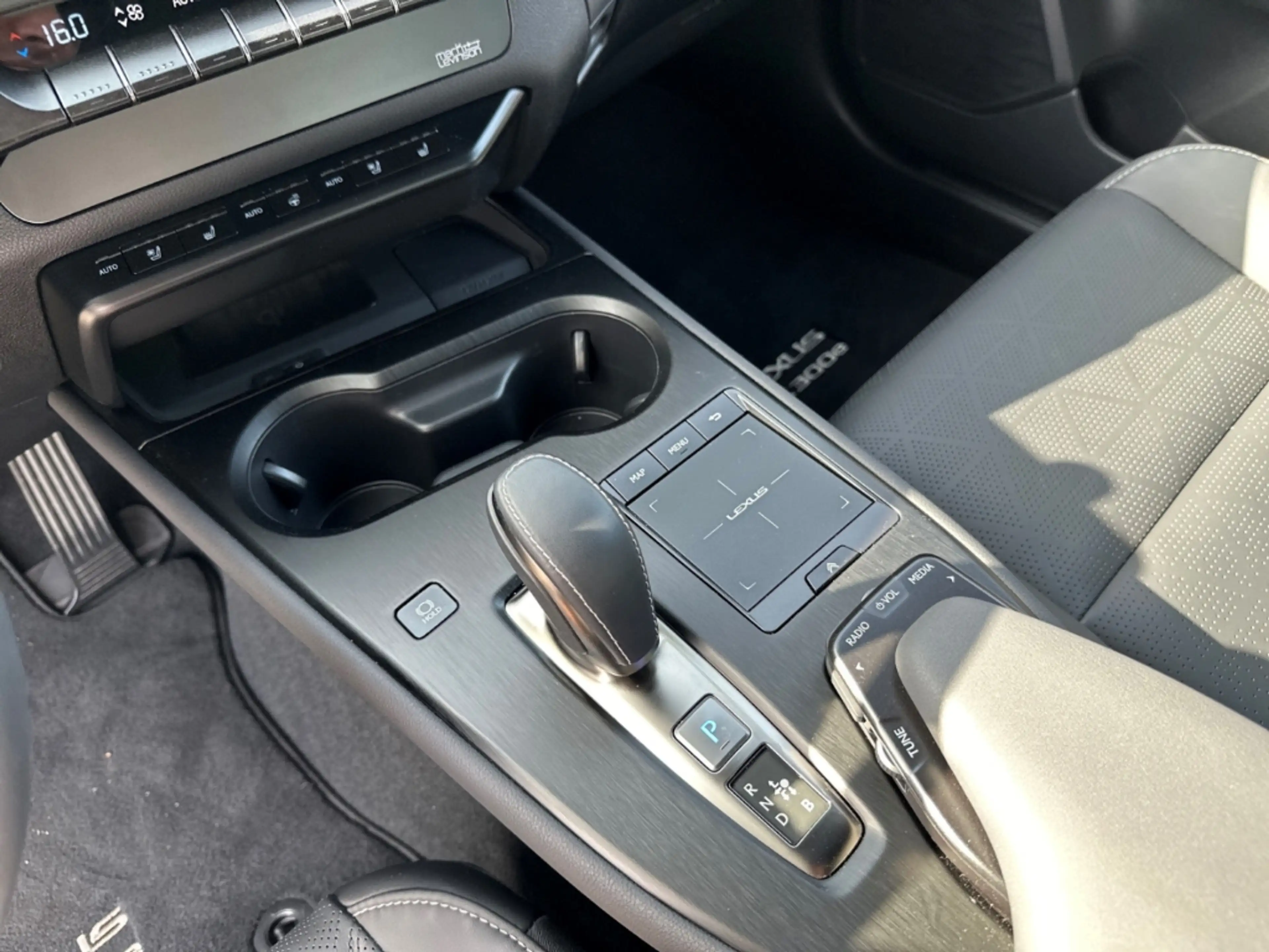 Lexus UX 300e Luxury HUD NAV MatrixLED Leder ACC ASSI — photo 15