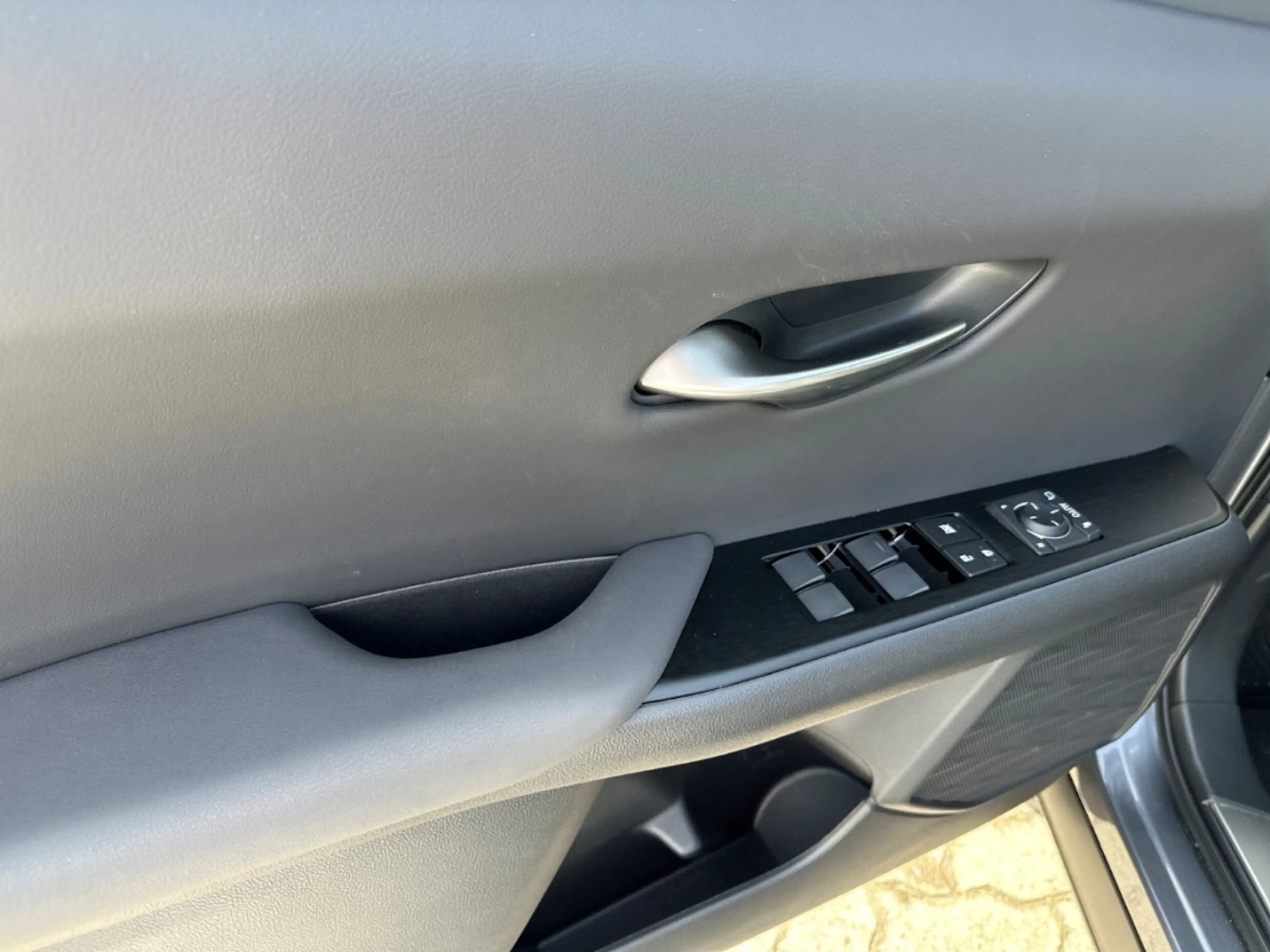 Lexus UX 300e Luxury HUD NAV MatrixLED Leder ACC ASSI — photo 14