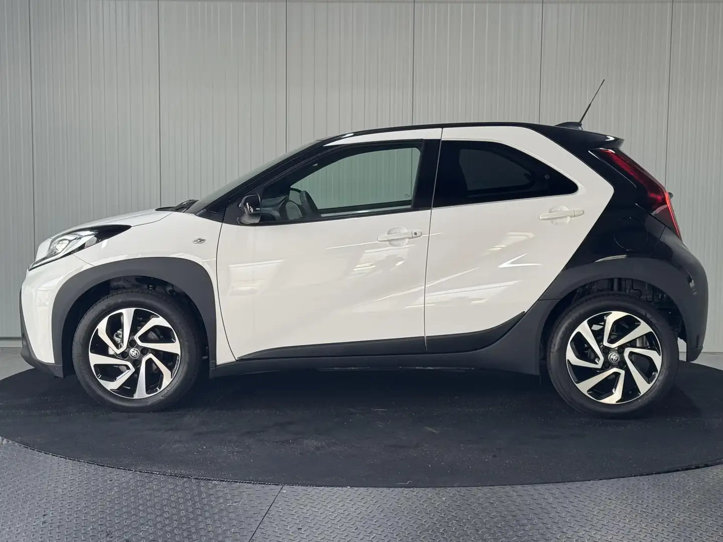 Toyota Aygo X 1.0 VVT-i MT Pulse Climate Cruise Camera Carplay Weiß - 2