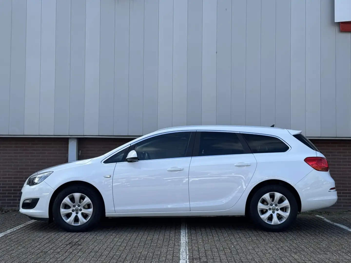 Opel Astra Sports Tourer 1.4 Turbo Blitz Wit - 2