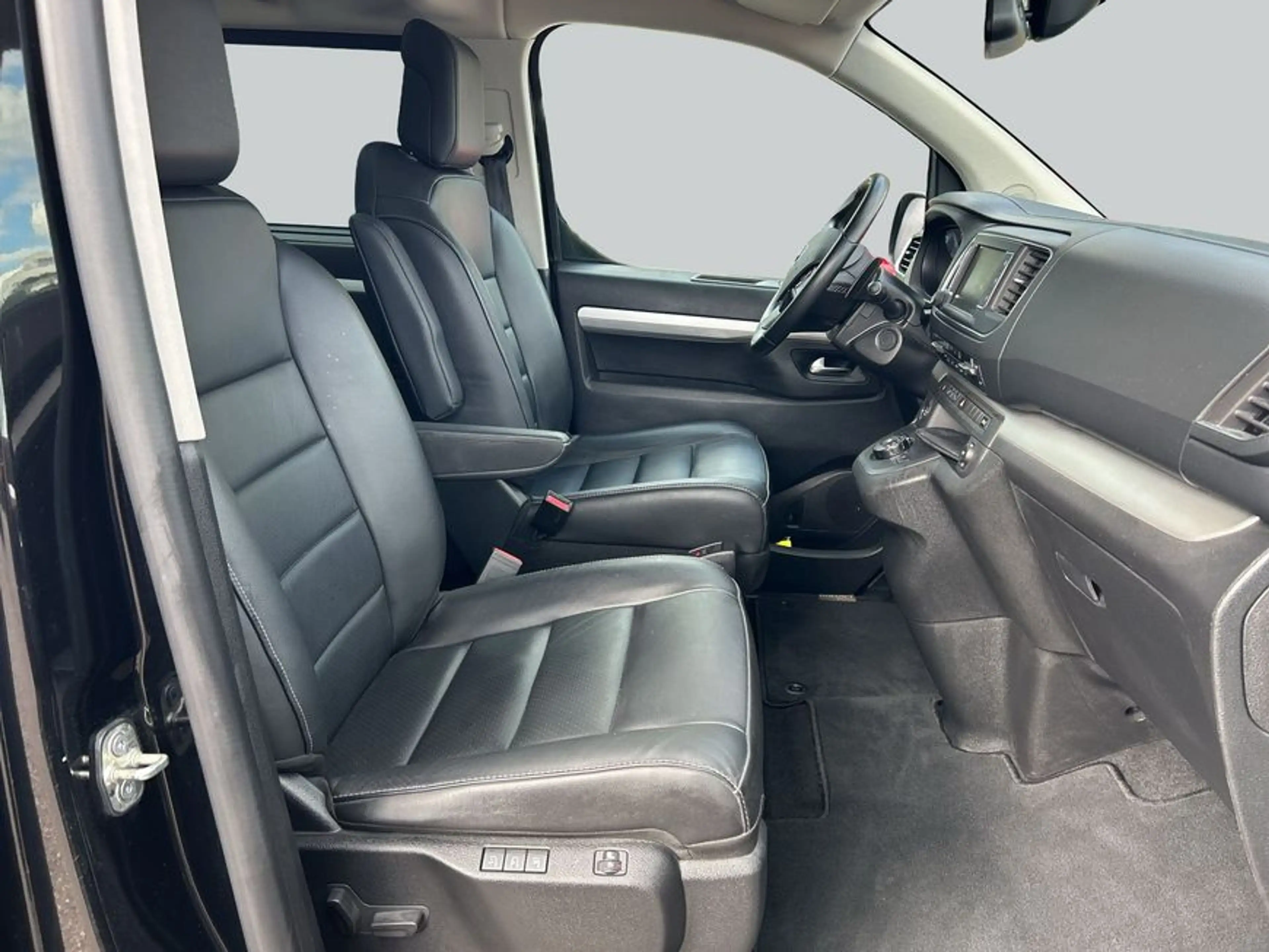 Toyota Proace Verso 2,0 D-4D (7-Si.) Executive — photo 12