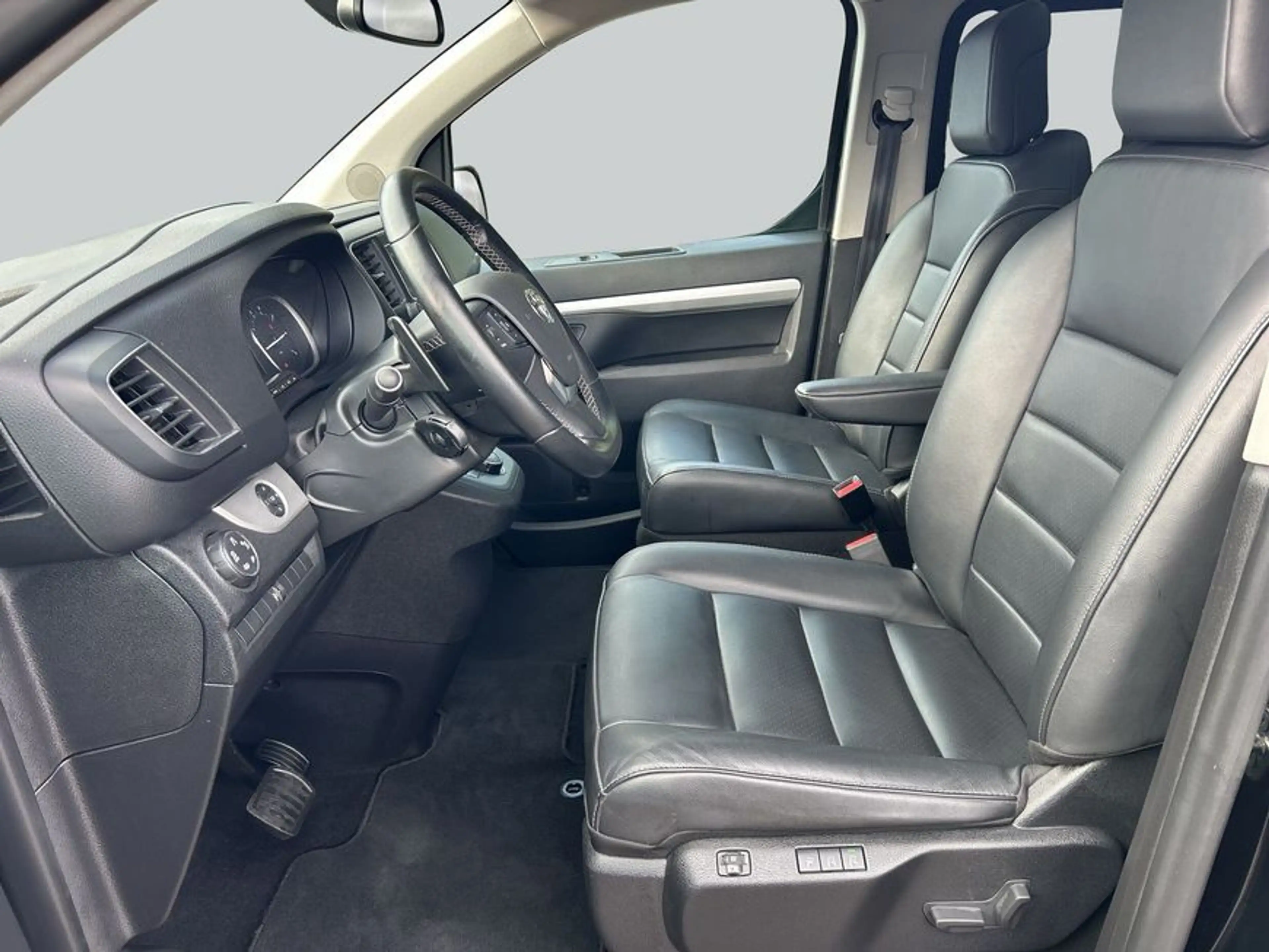 Toyota Proace Verso 2,0 D-4D (7-Si.) Executive — photo 9