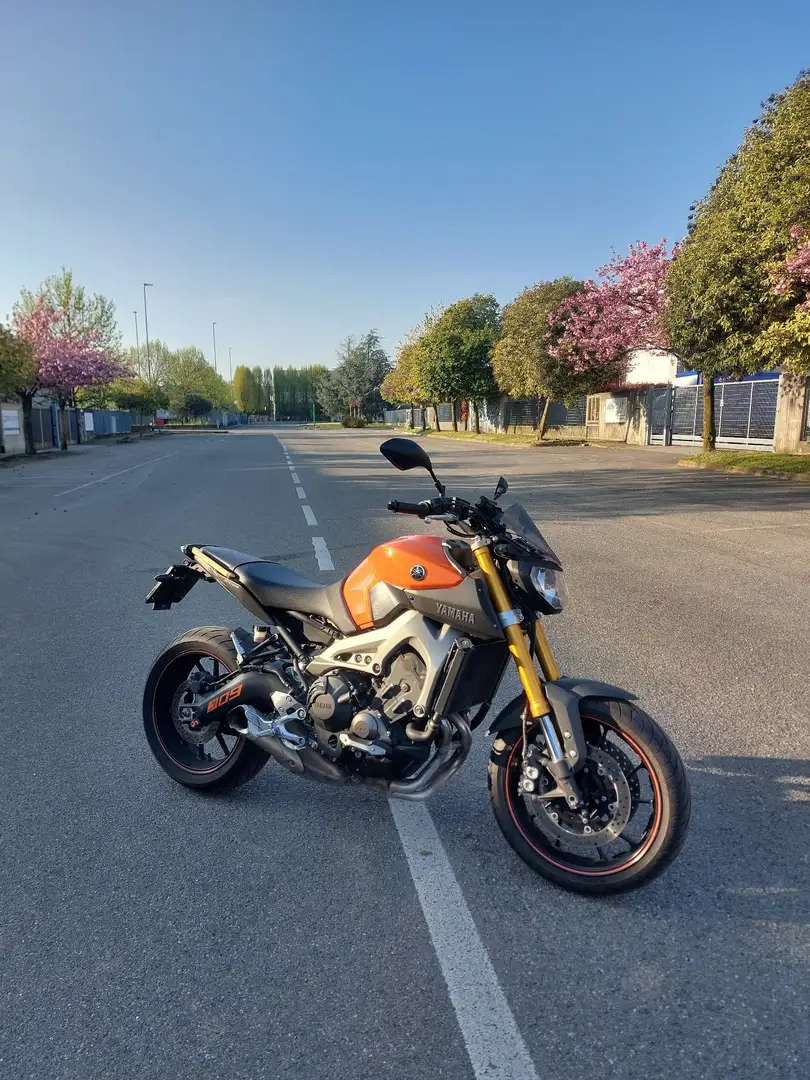 Yamaha MT-09 Arancione - 1