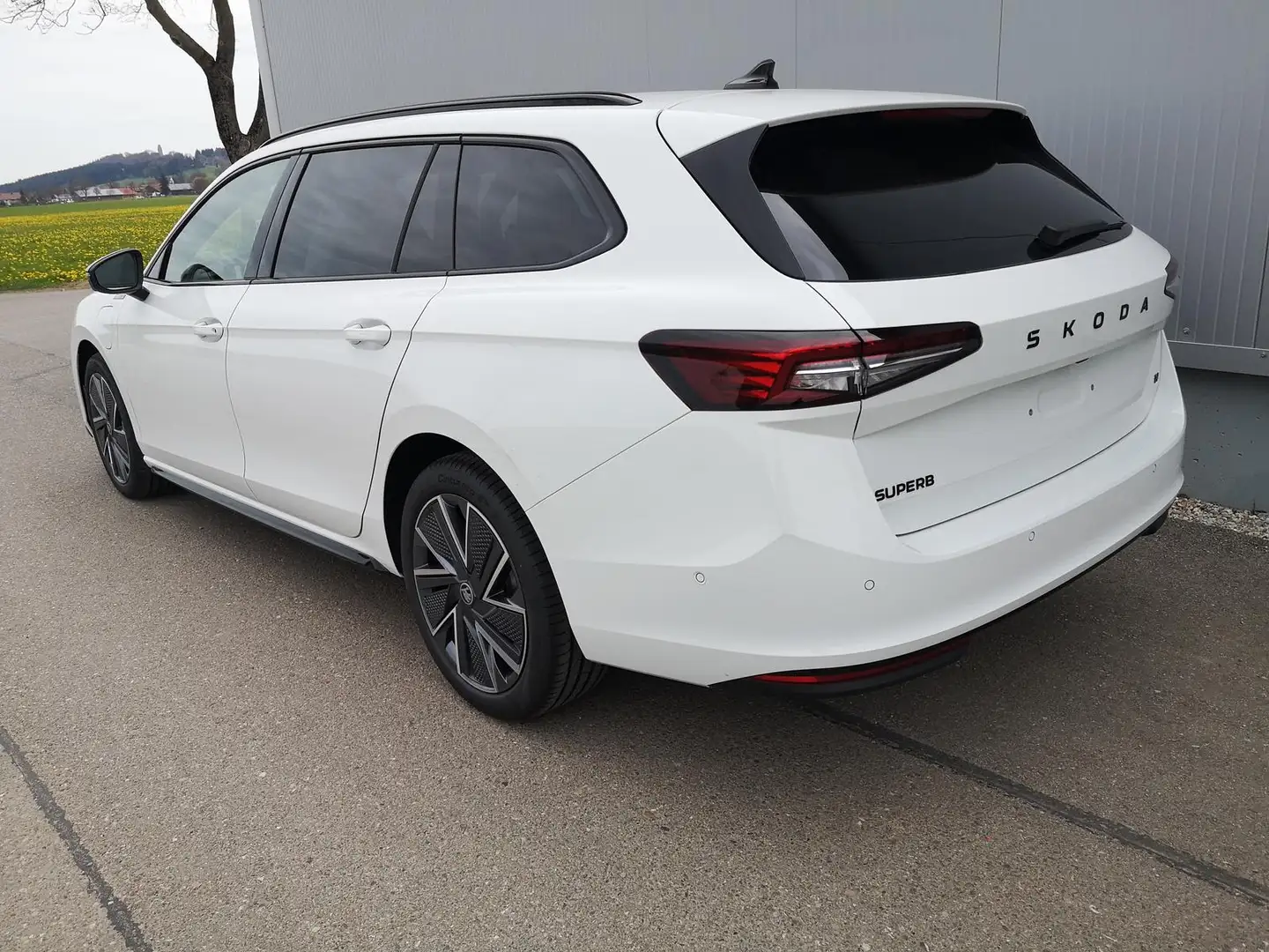 Skoda Superb Kombi 1.5 TSI iV Sportline Head Up Pano AHK GV5 Weiß - 2