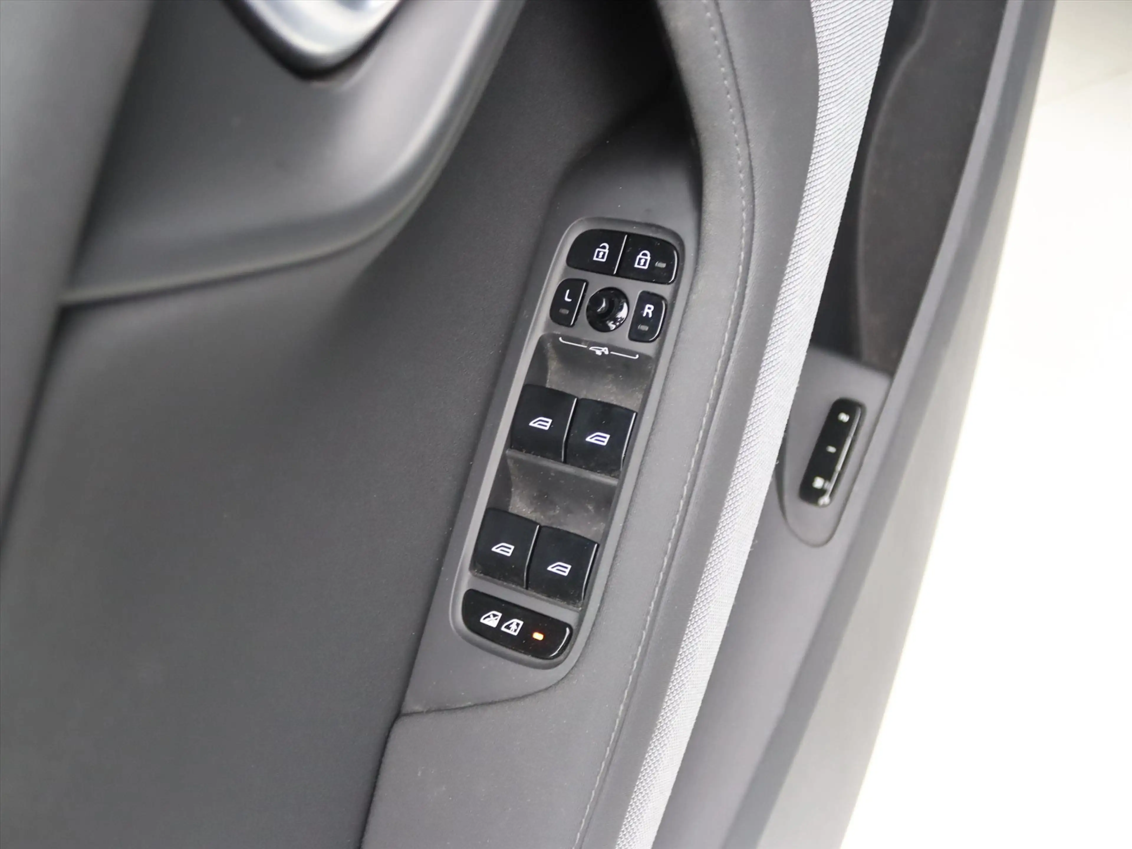Polestar 2 170kW 231pk Long Range Single Motor 92% SoH [ WARM — photo 32