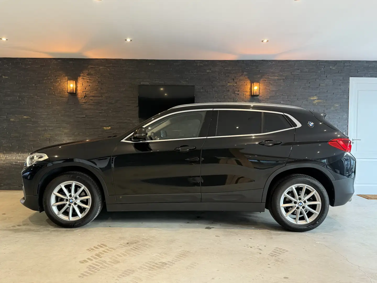 BMW X2 sDrive18i Executive Bj: 2019 / Automaat Zwart - 2