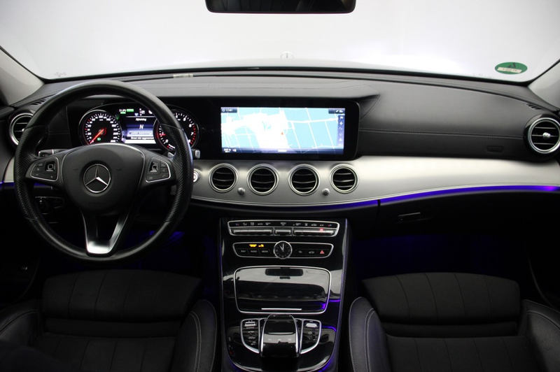 Mercedes-Benz E 350 Sedan e Lease Edition - Carplay, Camera, Half Leer — photo 2