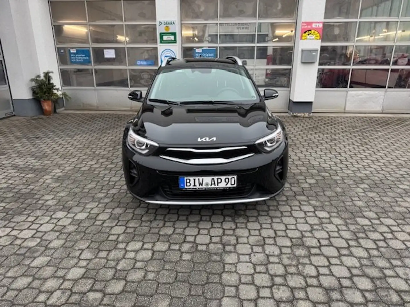 Kia Stonic 1,0T  100 DCT Vision STD Zwart - 1