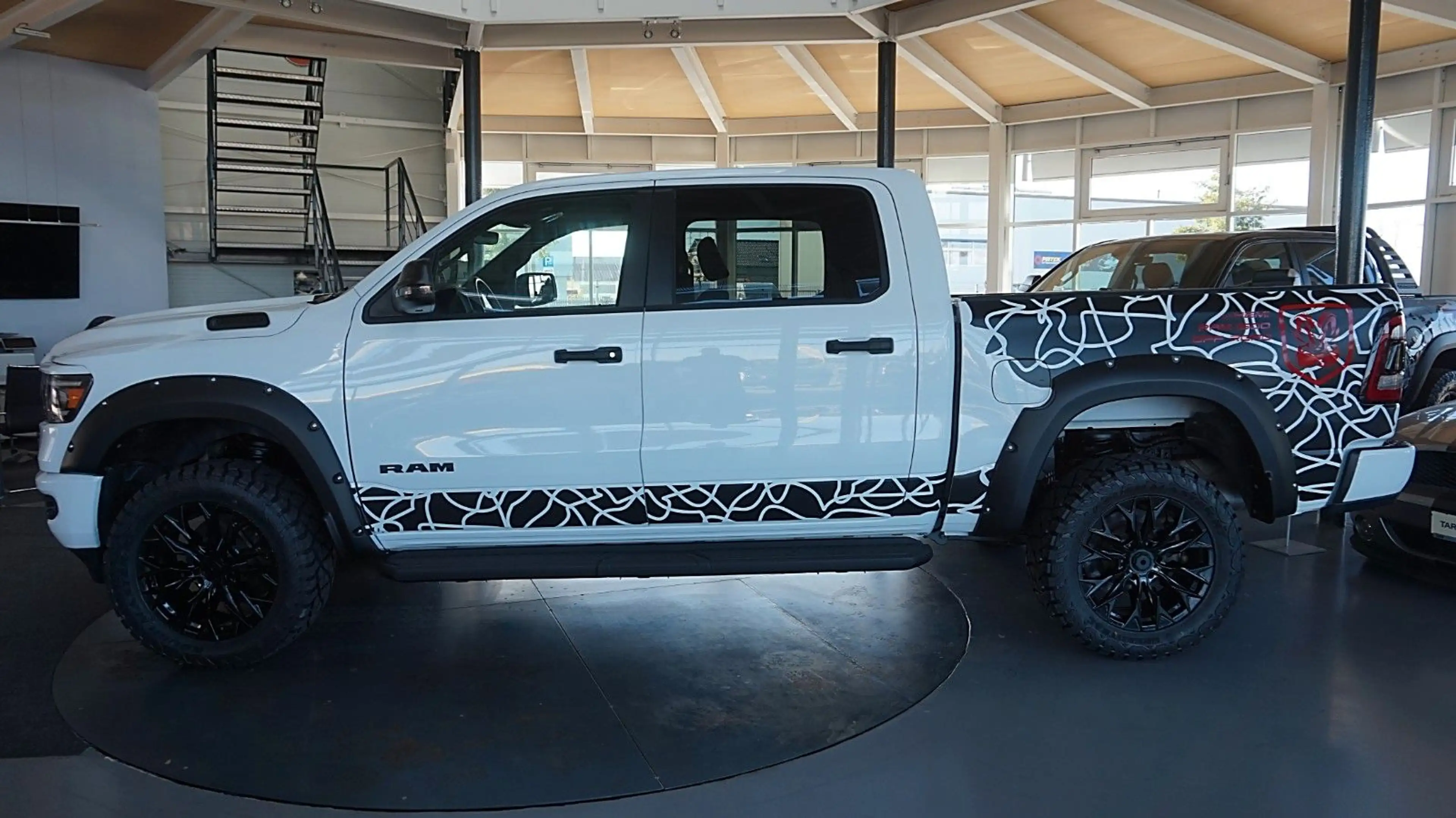 Dodge RAM 1500 HEMI V8eTorque*Crew-Cab*hoch-breit*AHK* — photo 4