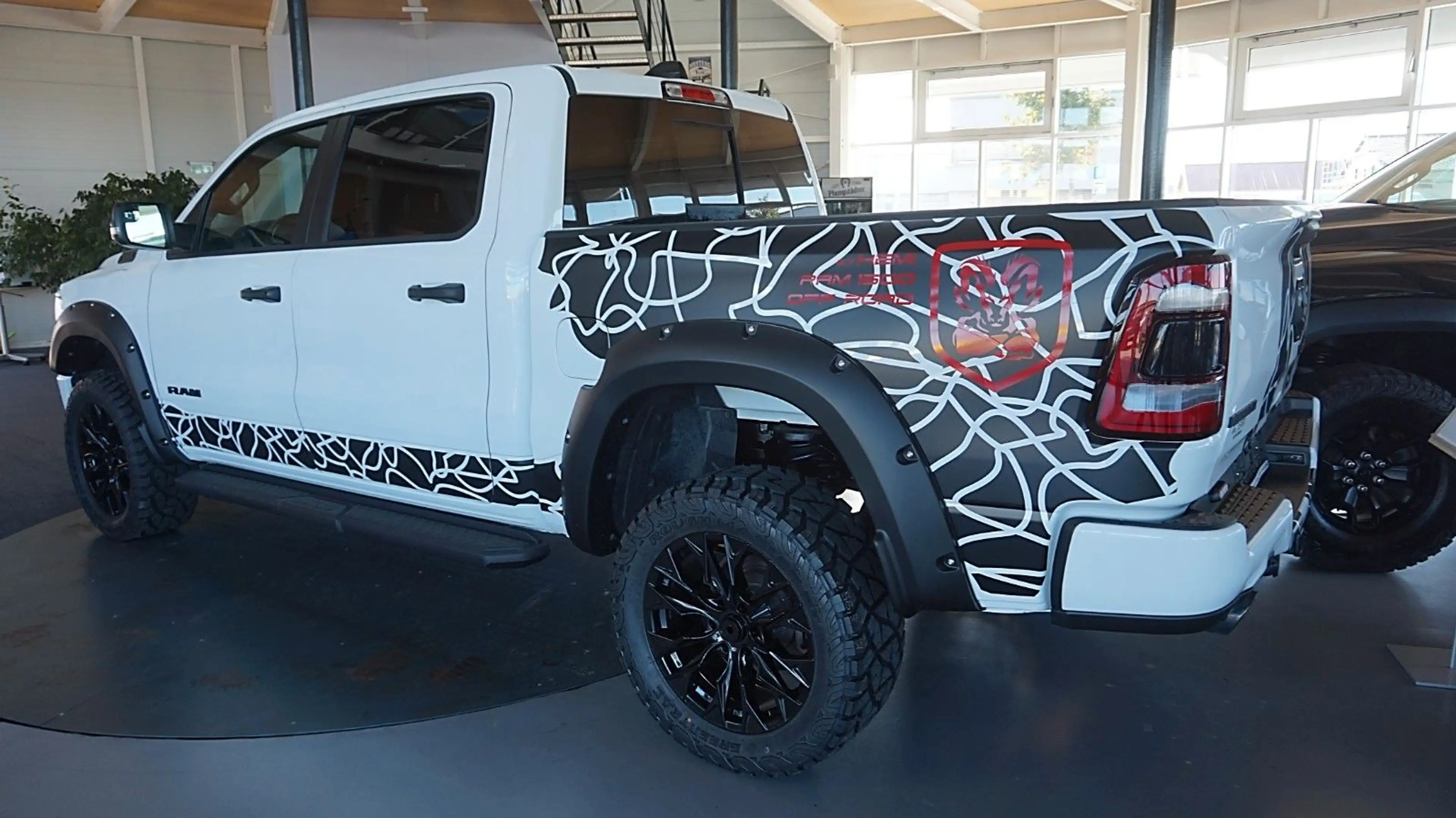 Dodge RAM 1500 HEMI V8eTorque*Crew-Cab*hoch-breit*AHK* — photo 6
