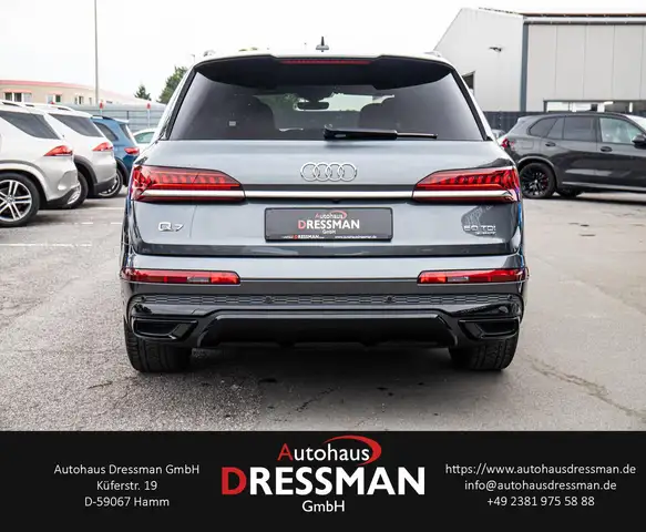 Audi Q7 view 4