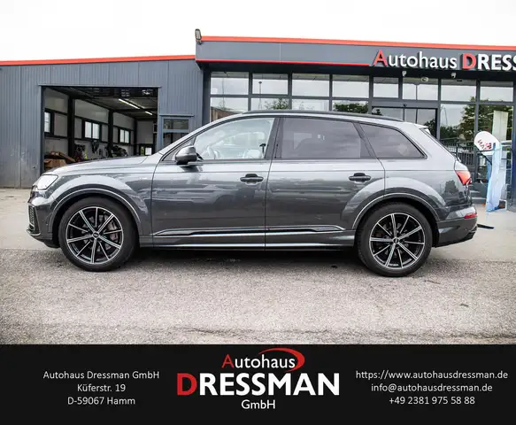 Audi Q7 view 6
