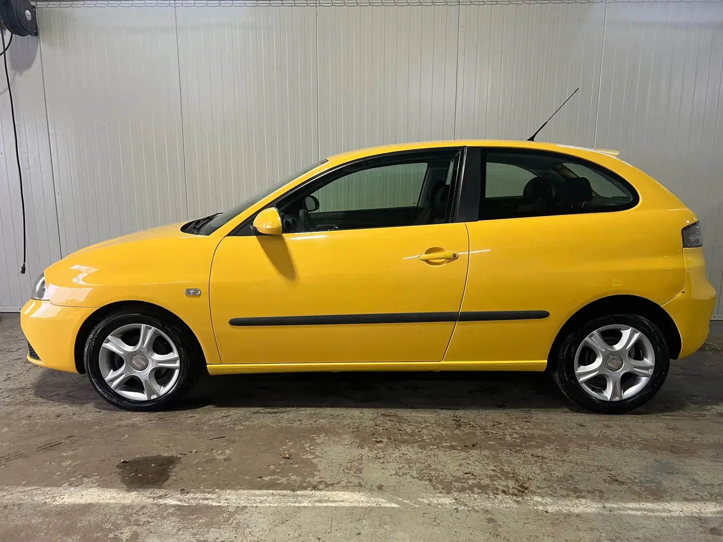 SEAT Ibiza 1.2-12V Trendstyle Jaune - 2