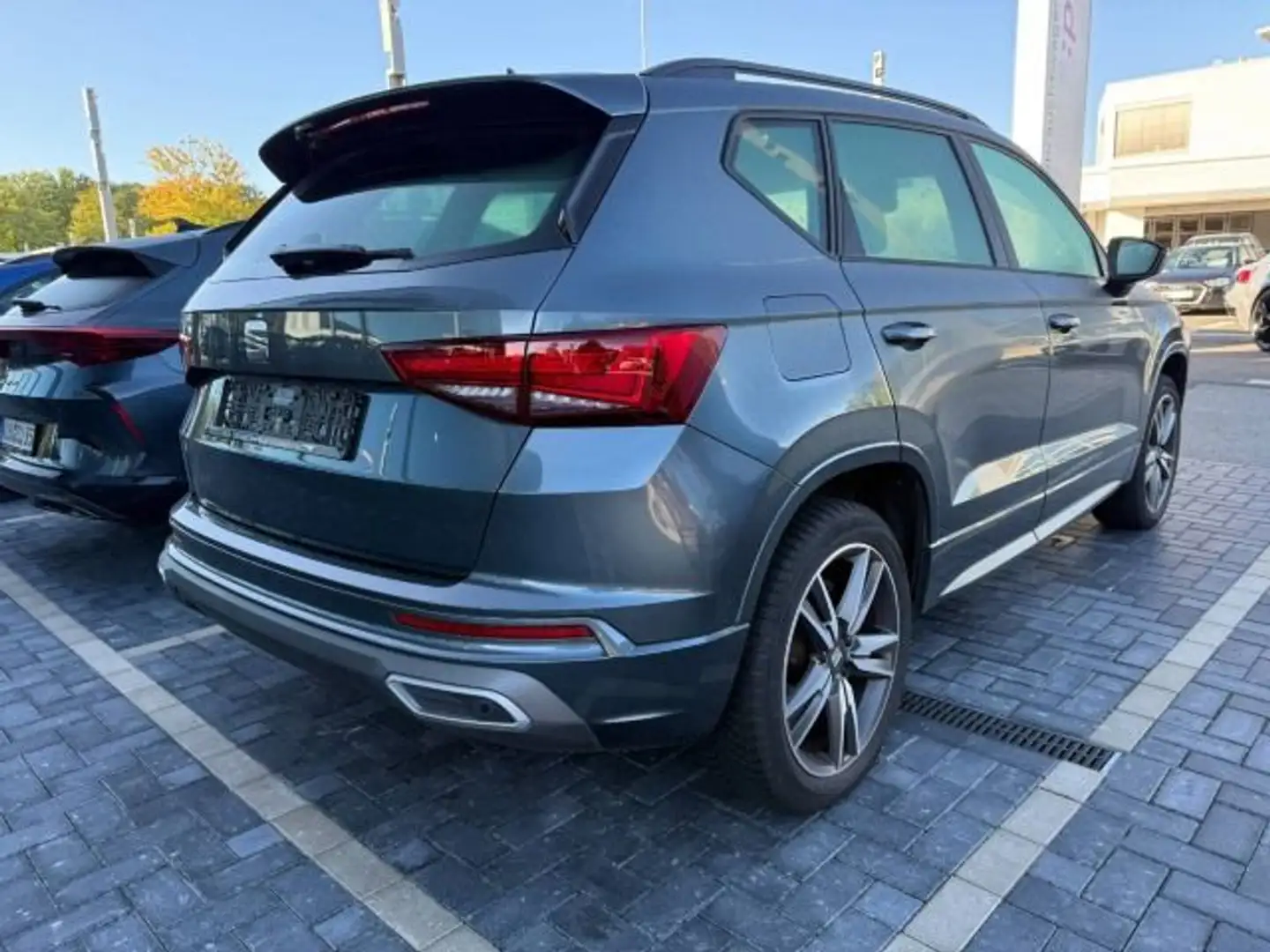 SEAT Ateca 1.5 TSI DSG FR Standhzg/AHK/Beats Grau - 2