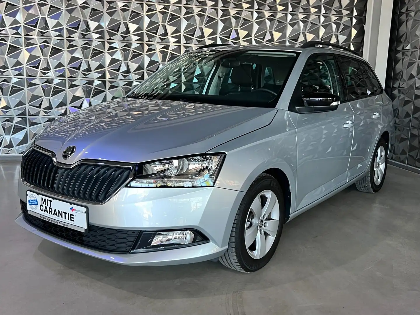 Skoda Fabia Combi*PDC*NAVI*DAB*TOTWINKEL*SIHZ*TEMPOMAT Argent - 1