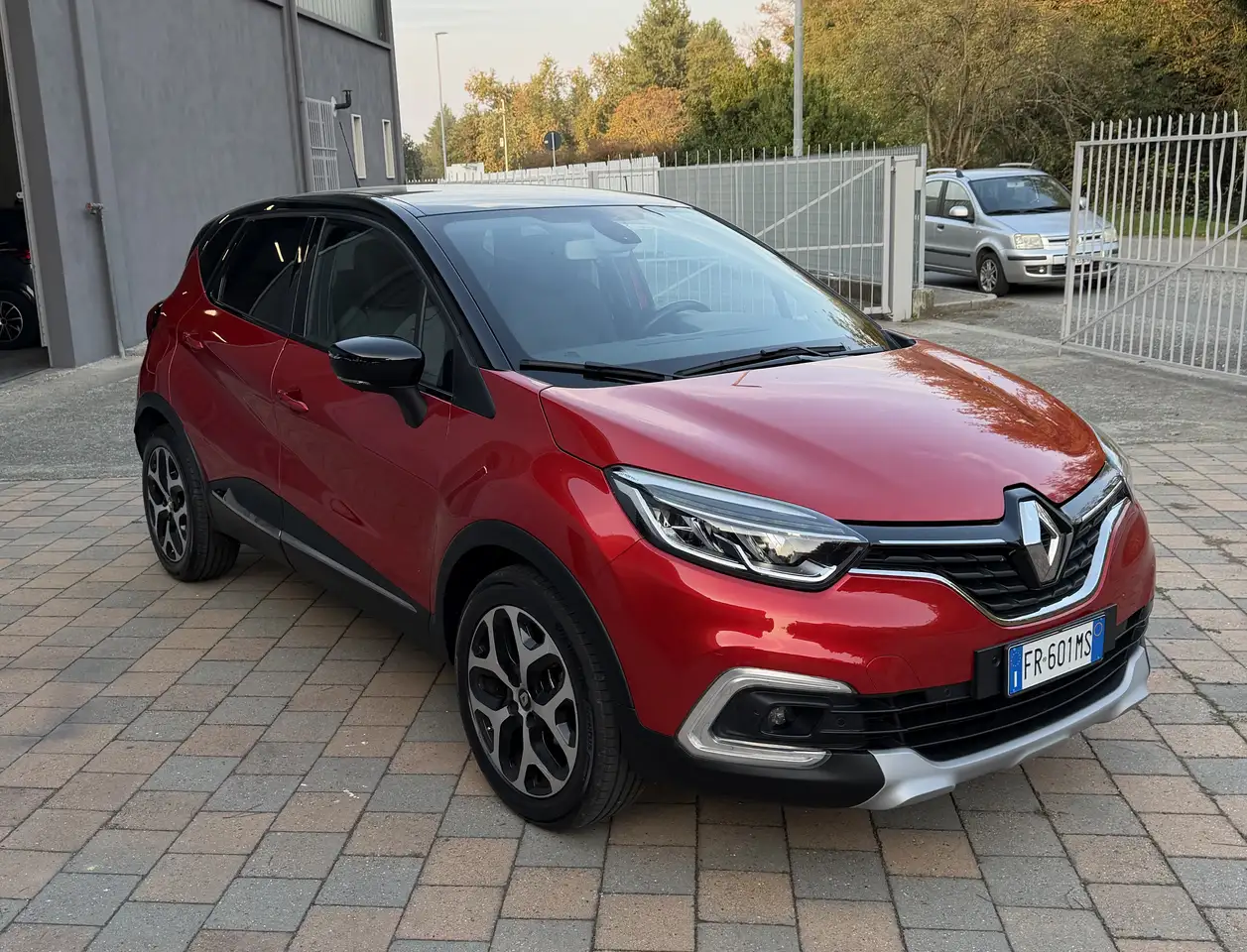 Renault Captur 0.9 tce 90cv — photo 1 of 10