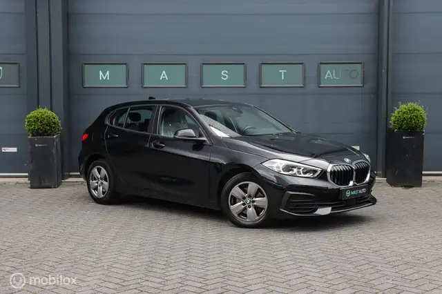 BMW 1 Series view 4