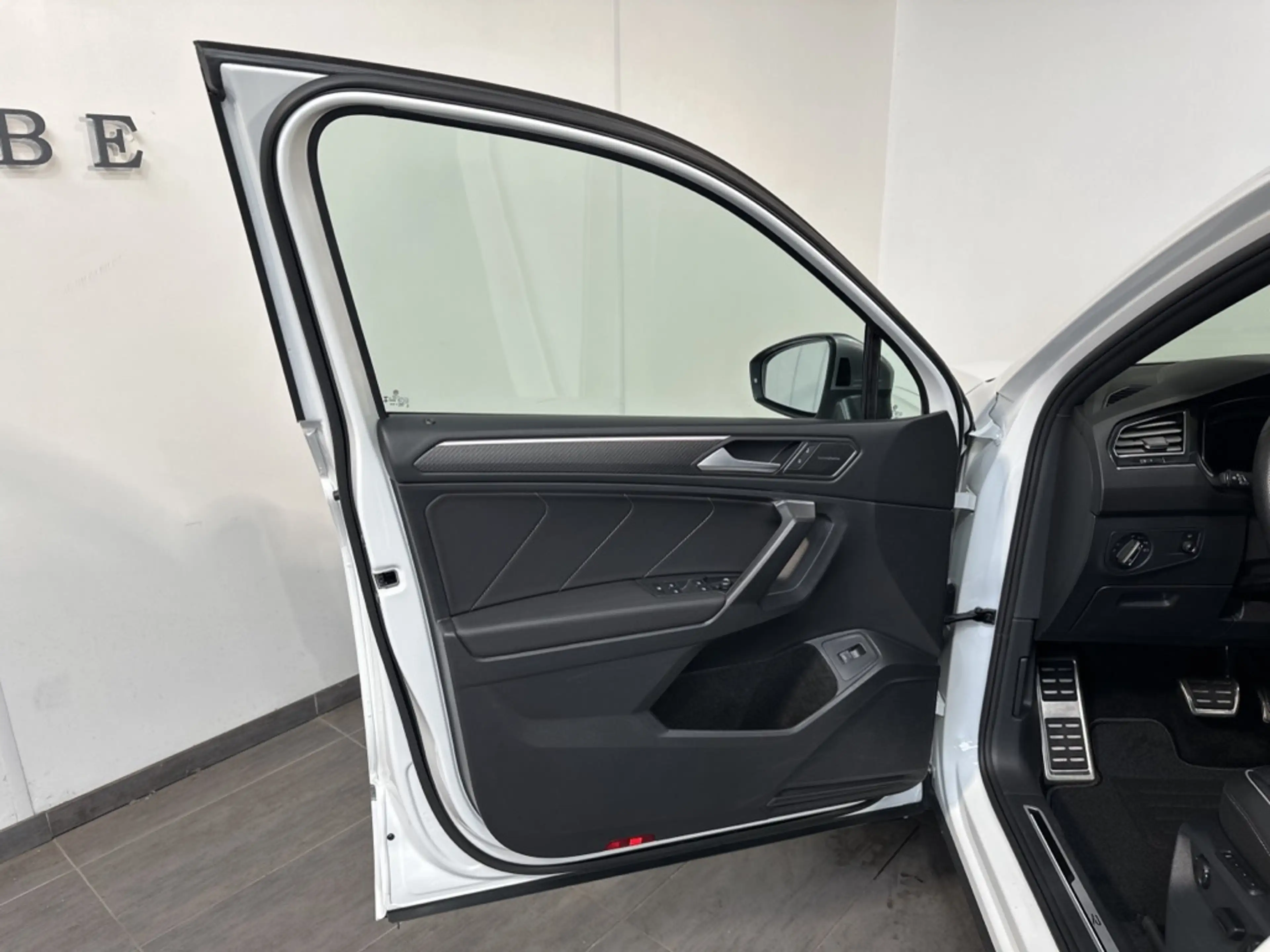 Volkswagen Tiguan Allspace R-Line 4M NAV+IQLIGHT+PANORAMA+20ZOLL+H&K+AHK+VC — photo 8