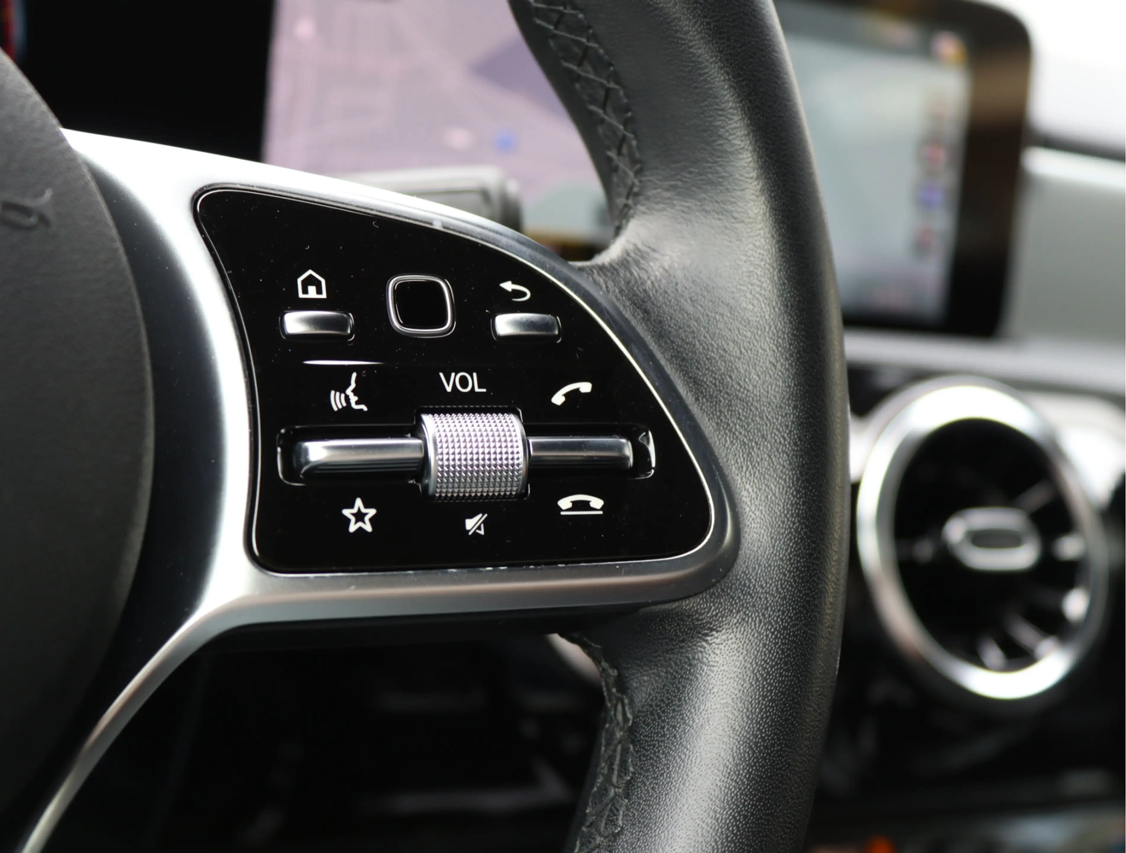 Mercedes-Benz A 220 Launch Edition | Widescreen | Camera | Org. NL — photo 32