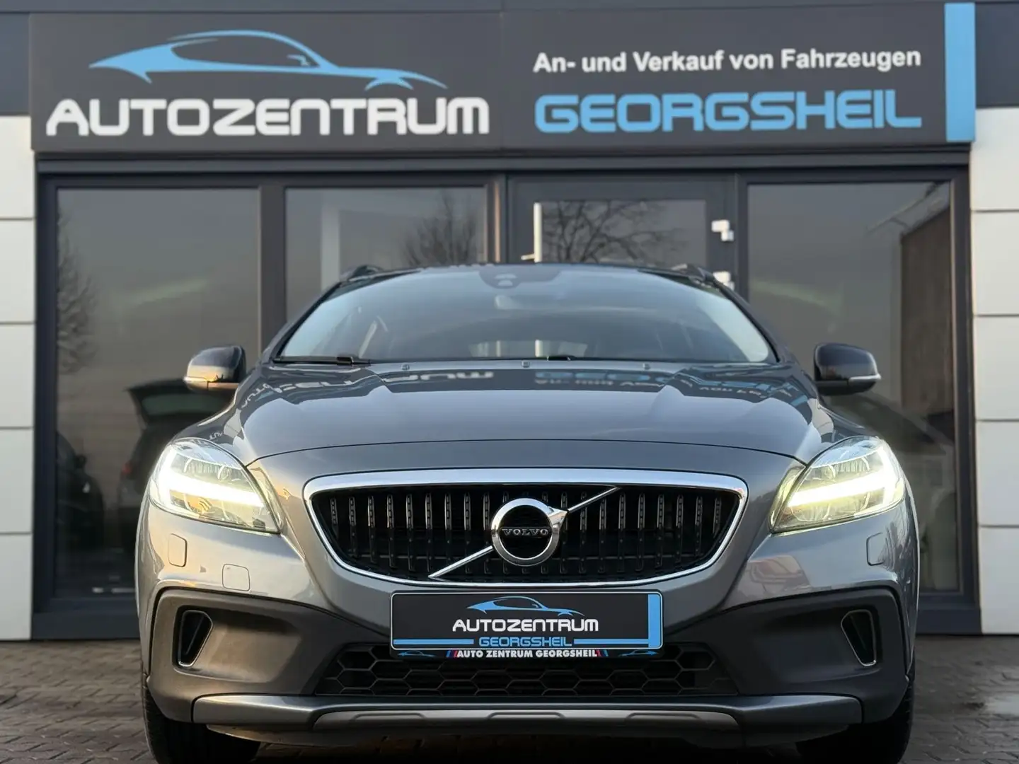 Volvo V40 Cross Country/LED/PDC/1-Hand/Automatik/SHZ Grau - 2