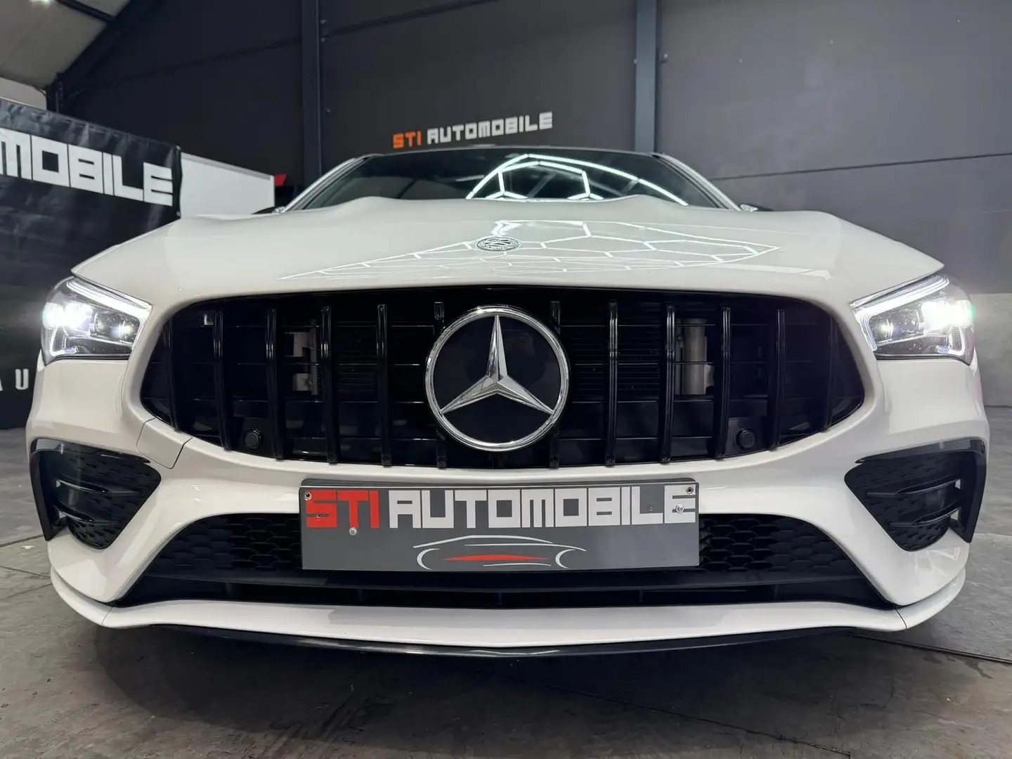Mercedes-Benz CLA 35 AMG 4-Matic Bílá - 2